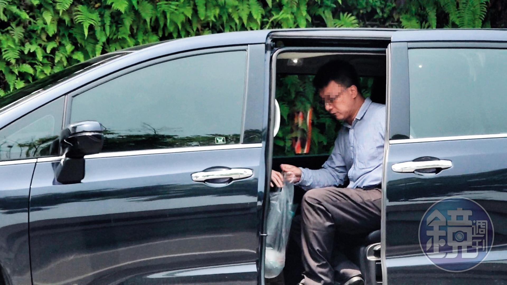 4月23日12:33 男女同車:女幕僚在前座接過男科長的便當袋,男科長換到後座時服裝整齊。