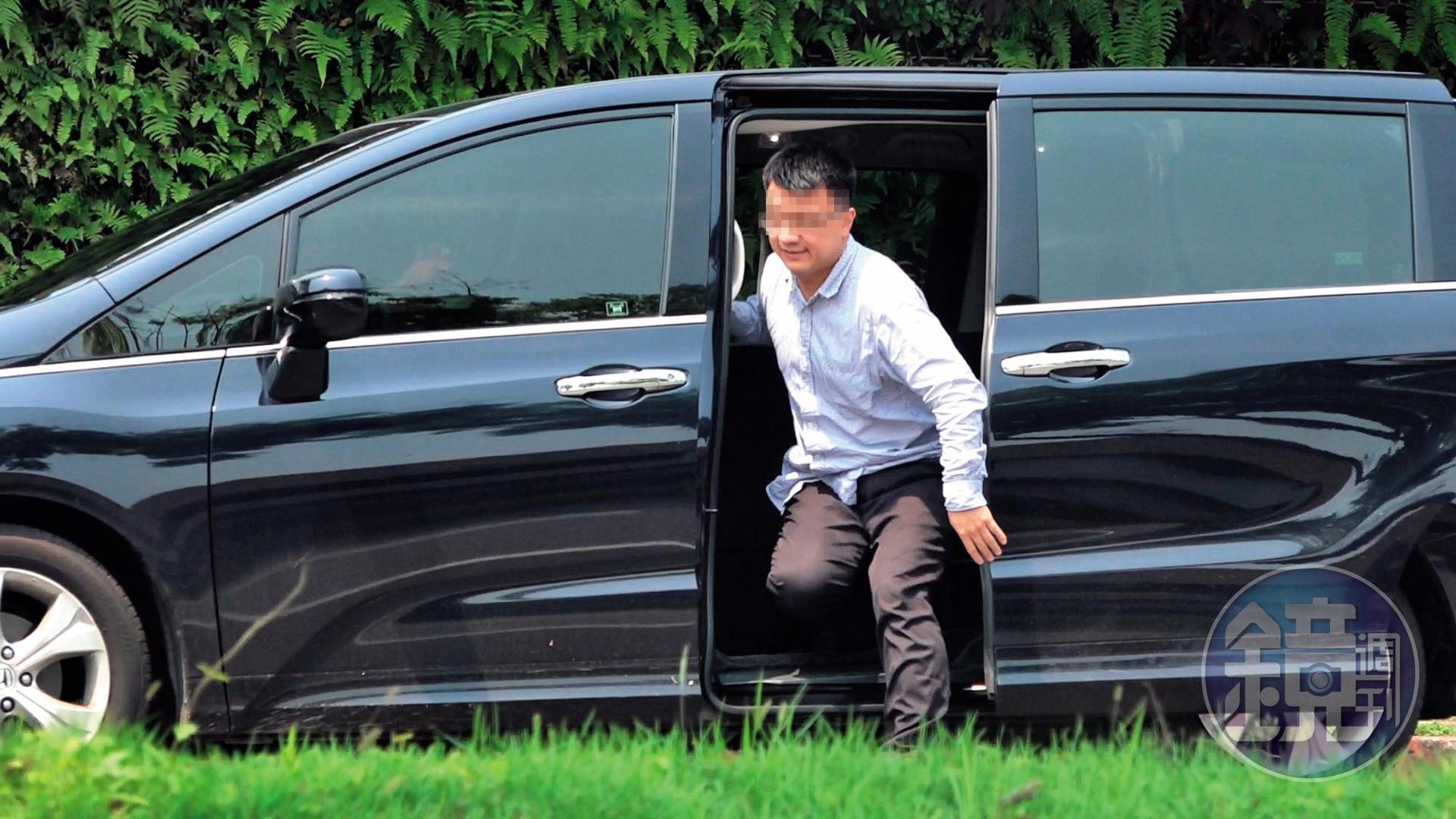 4月23日13:07 衣衫不整:男科長與女幕僚在車後座獨處34分鐘,男科長下車時衣衫不整。