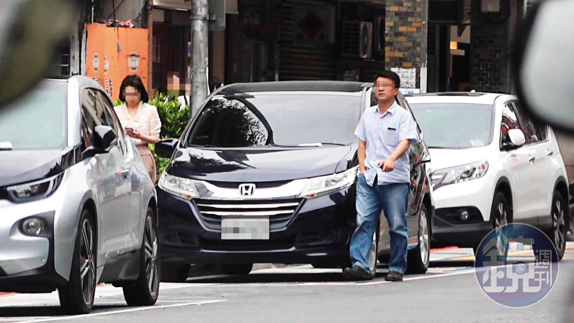 5月22日12:56 外出幽會:柯P女幕僚與男科長常在上班日中午,從市府開車外出幽會。