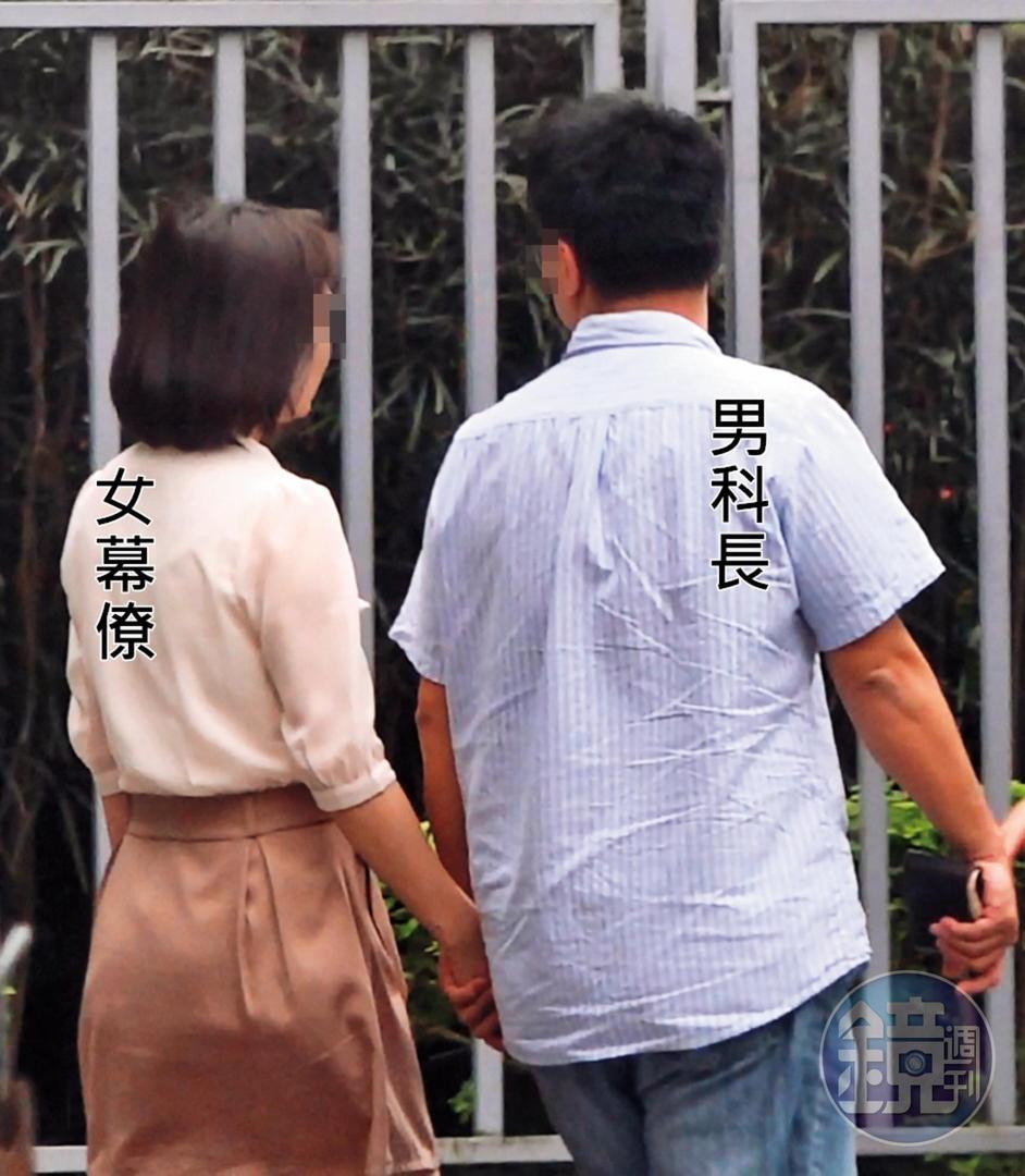 5月22日13:11 牽手散步:吃完午餐,2人毫不避諱地牽手散步取車。