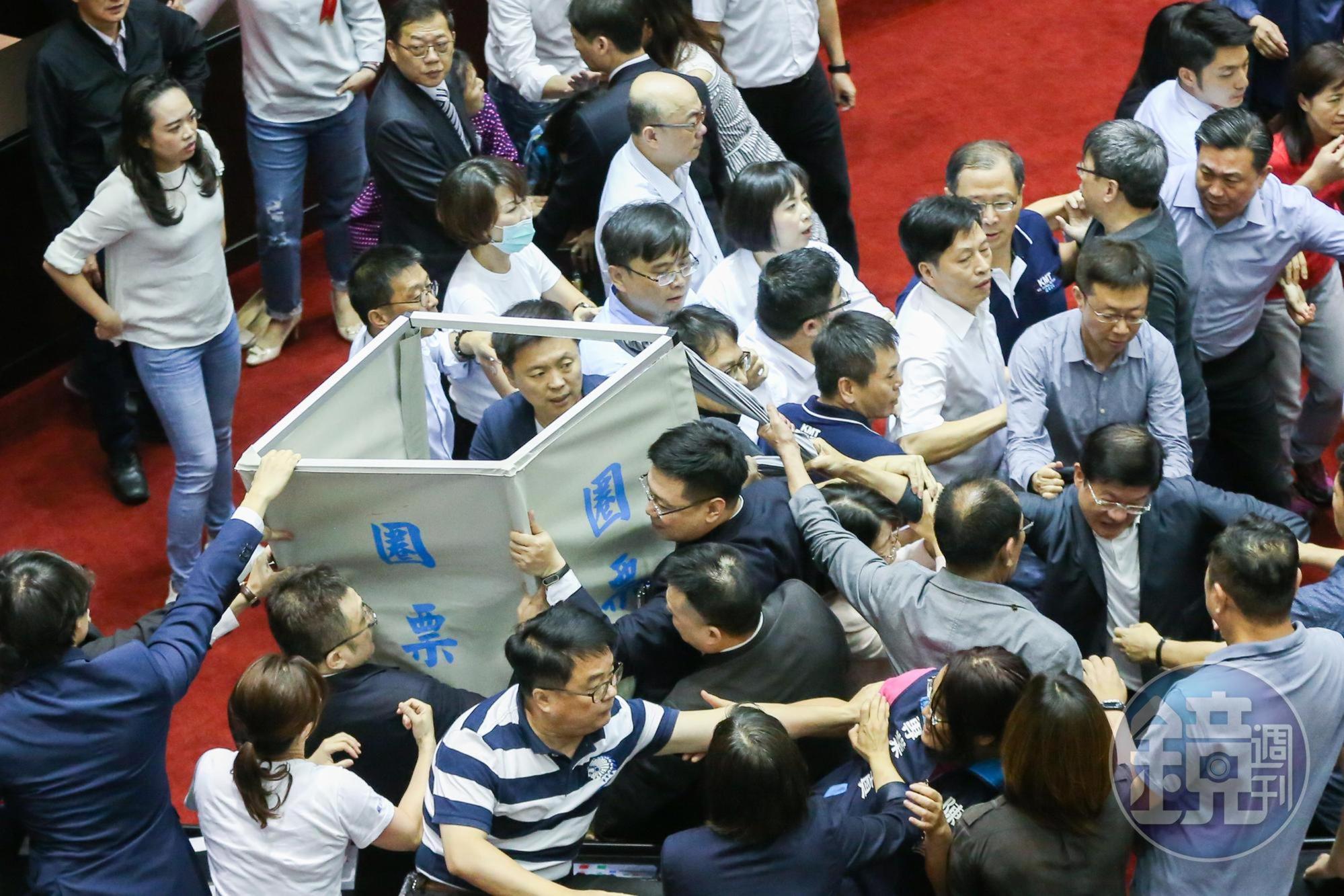 民進黨立委死守僅剩的1個圈票處,避免不被破壞。