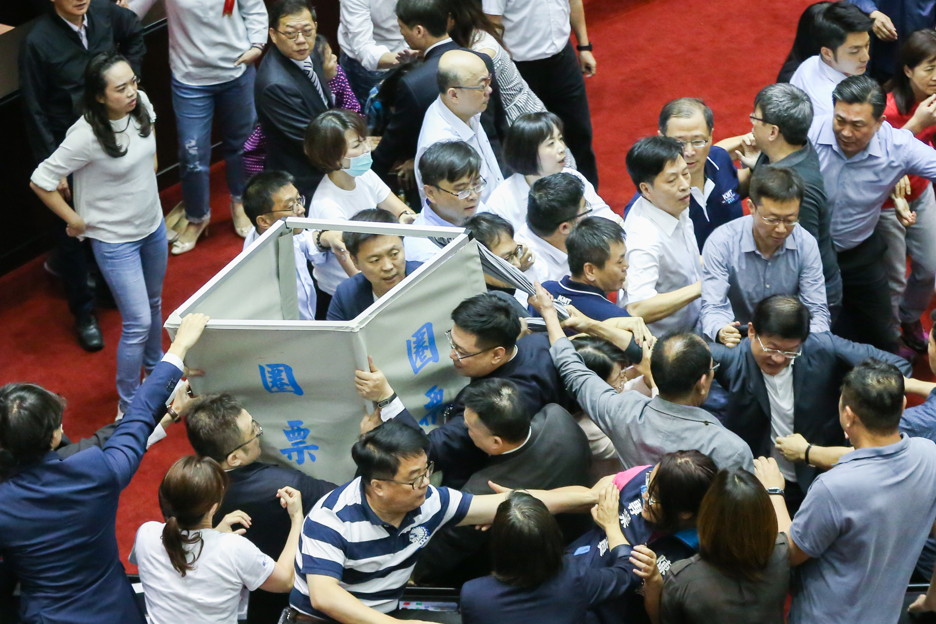 民進黨立委死守僅剩的1個圈票處，避免不被破壞。