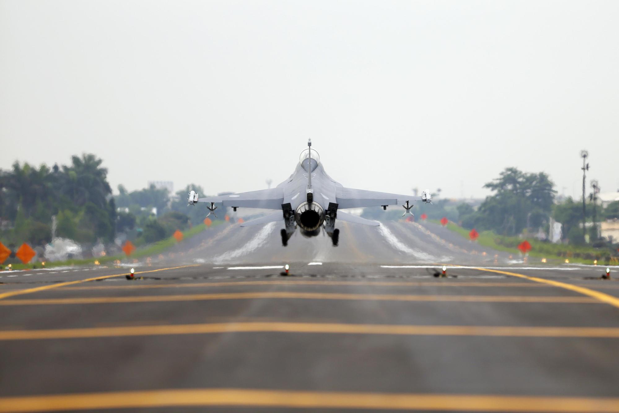 F-16V為本次漢光35號演習矚目焦點,除了總統蔡英文也到場督軍外,也吸引許多軍事迷前往朝聖。(軍聞社)