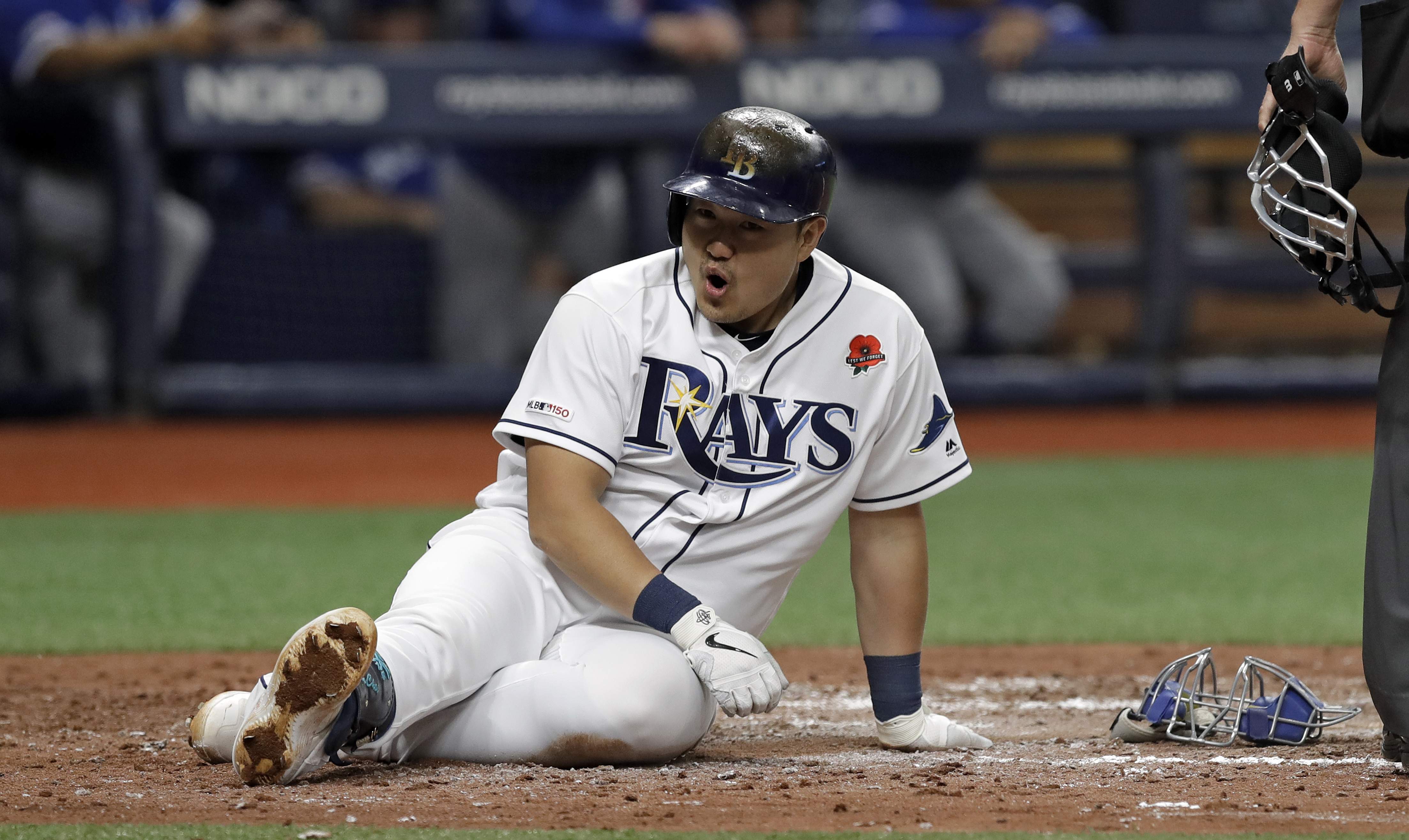 眼看捕手發生爆傳失誤，崔志萬繞過二壘後一路奔回本壘，113公斤的他得分後氣喘吁吁癱坐在地。（東方IC）