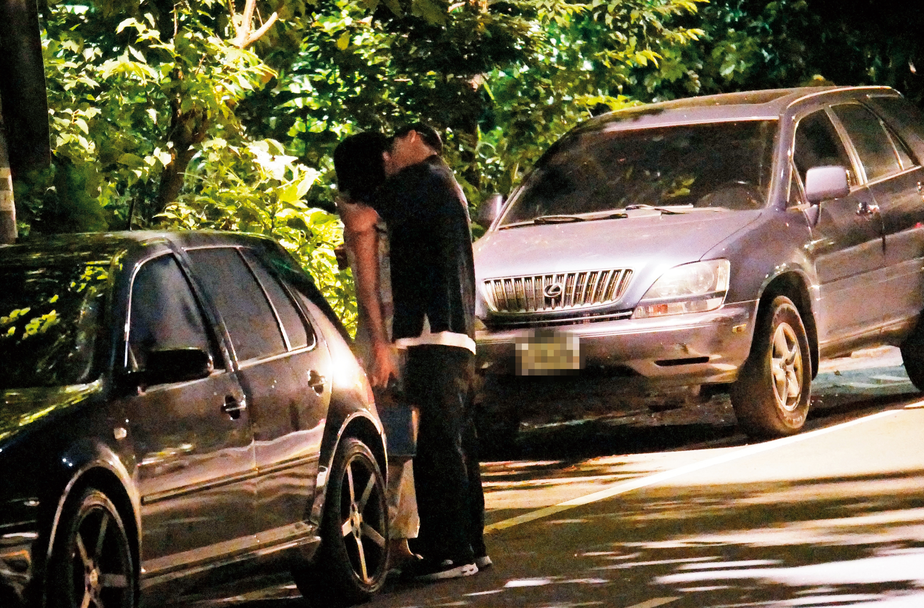 5/19 23：36 鍾瑶跟曹晏豪吸吮著同歲數的彼此，只是這段戀情，讓鍾瑶的前男友因此崩潰。