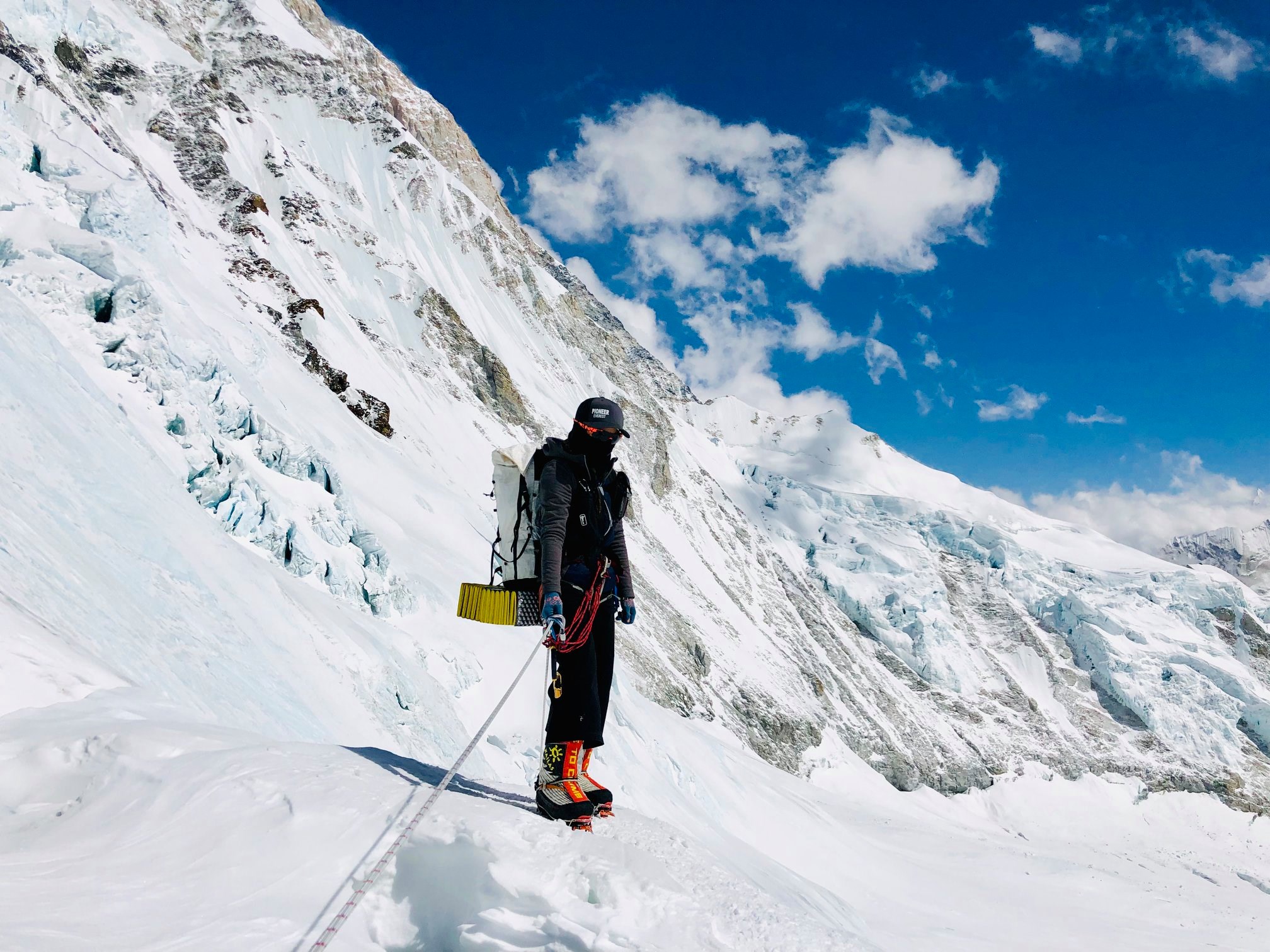 繼15日登頂馬卡魯峰後（圖），台灣女性登山家詹喬愉再登頂聖母峰。（翻攝自詹喬愉 - 三條魚Tri Fish粉絲專頁）