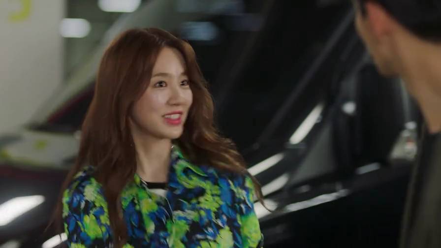 尹恩惠在韓劇《心動警報》中，即以MSGM印花大衣出現在第一集。（翻攝自愛奇藝台灣站）