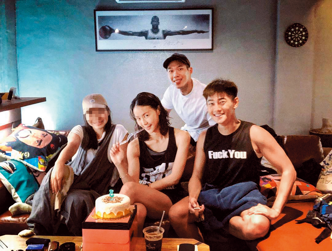 鍾瑶（左2）師弟岱毅（右1）的IG上，曾貼出聚會合照，當時她的前男友Andy（右2）也有入鏡。（翻攝自岱毅IG）