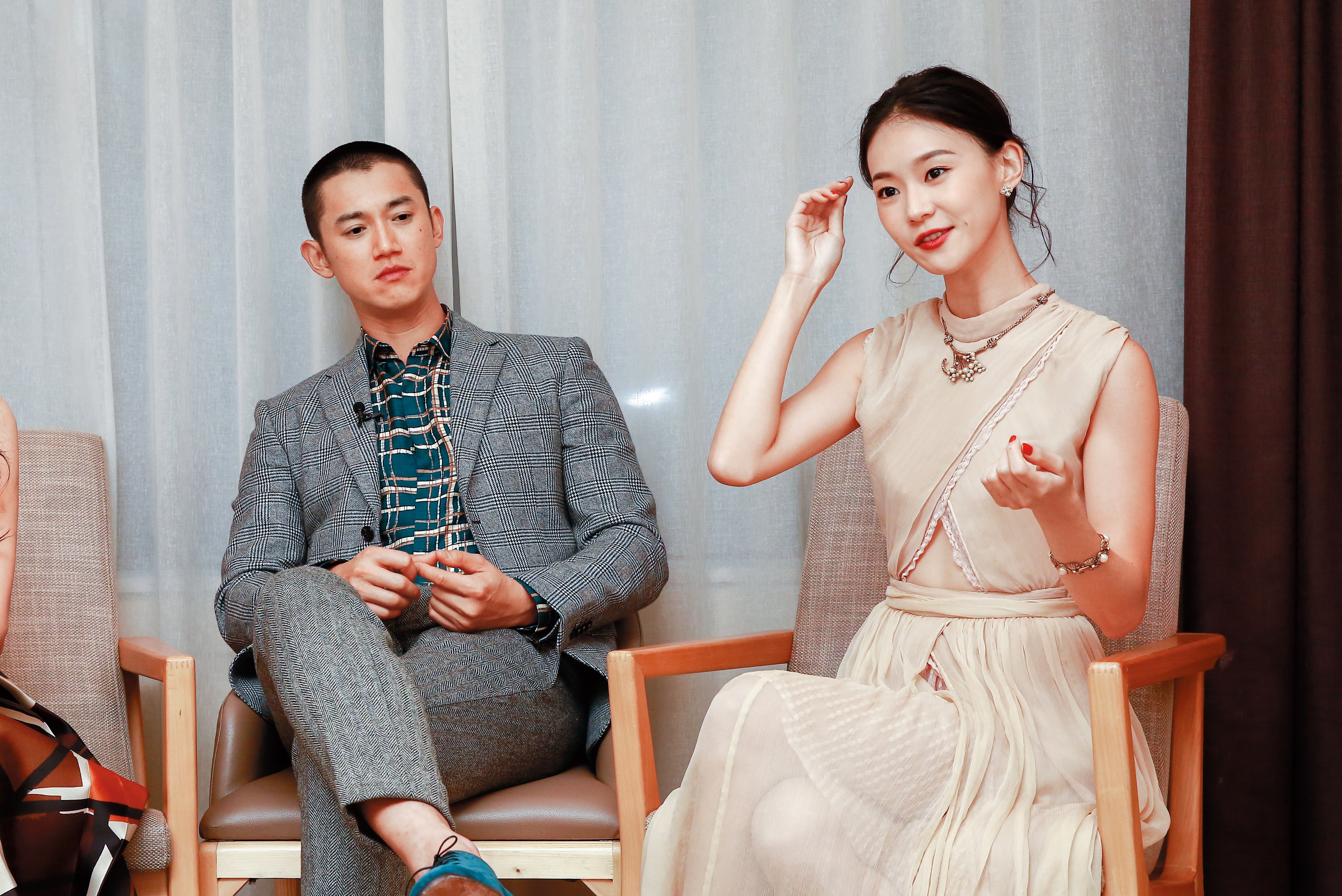 鍾瑶（右）之前慘被吳慷仁（左）狠甩，她向本刊坦承有情傷，但因工作不得不專業也就這樣度過了。