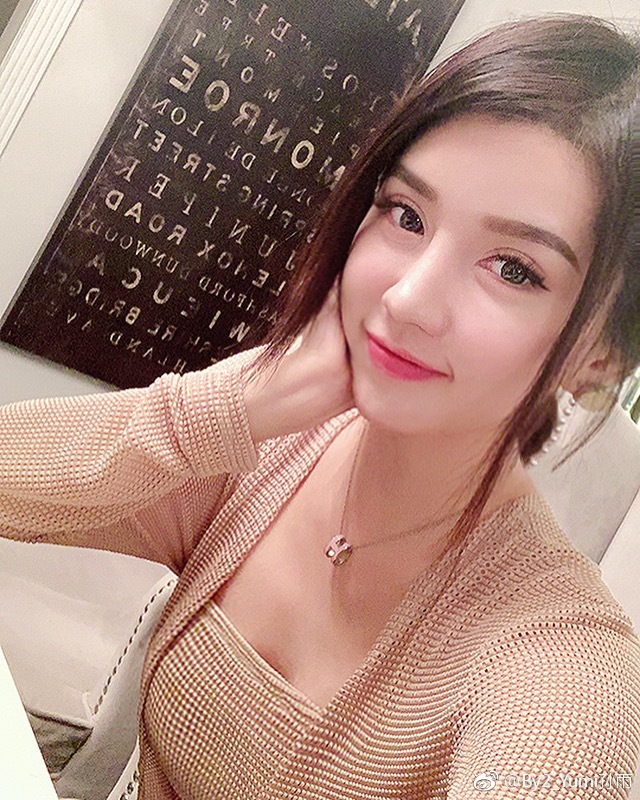 By2的Yumi被爆與賭王兒相戀,還與肌肉上夜店。(翻攝Yumi微博)