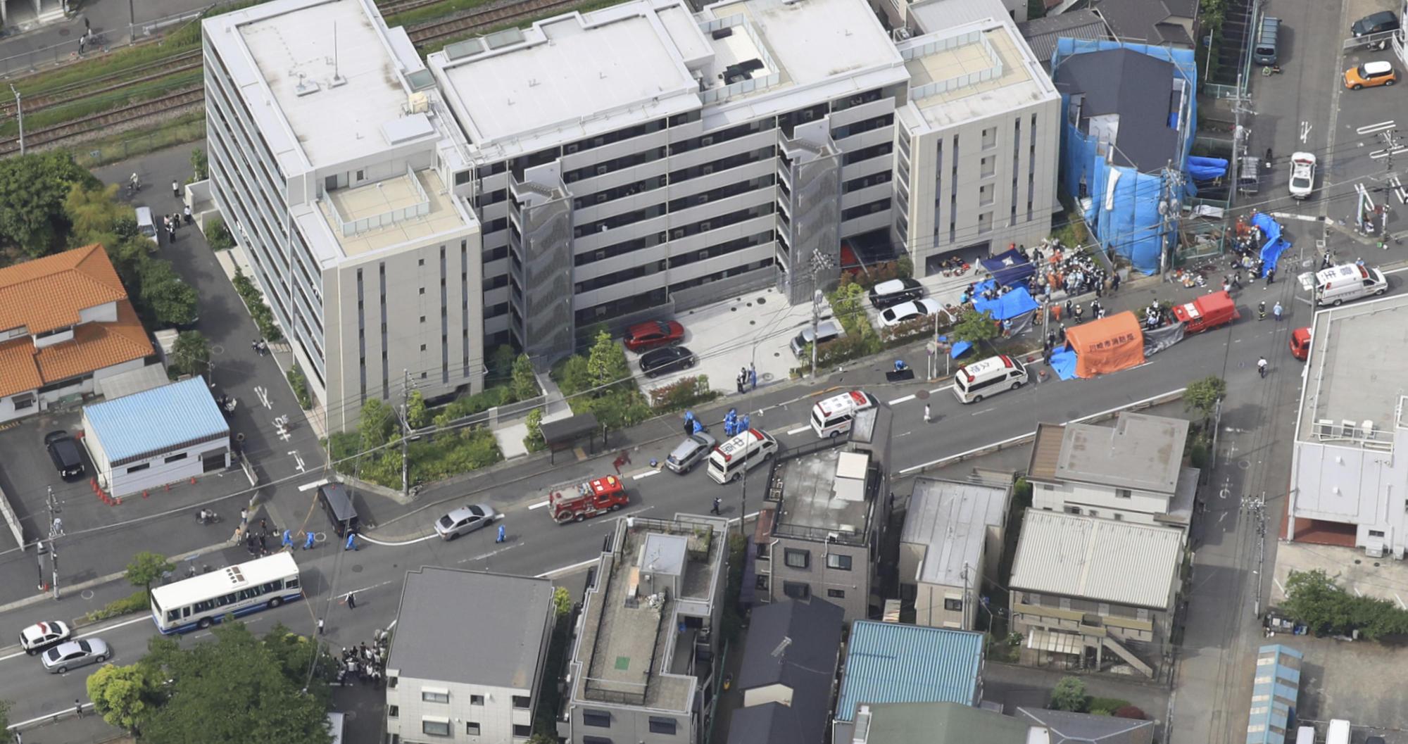 案發後日本警方立刻封鎖現場進行調查。（東方IC）