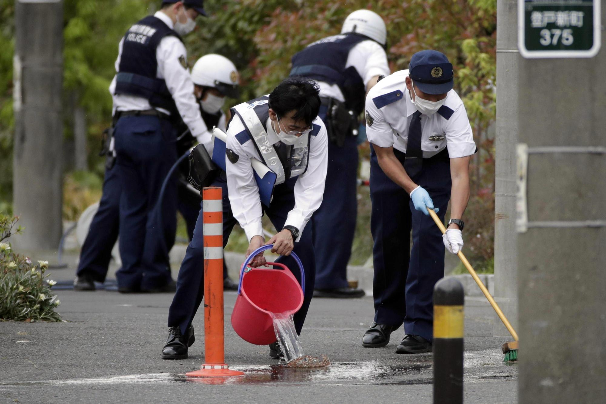 日本川崎警方在案發後清洗現場血跡。（東方IC）