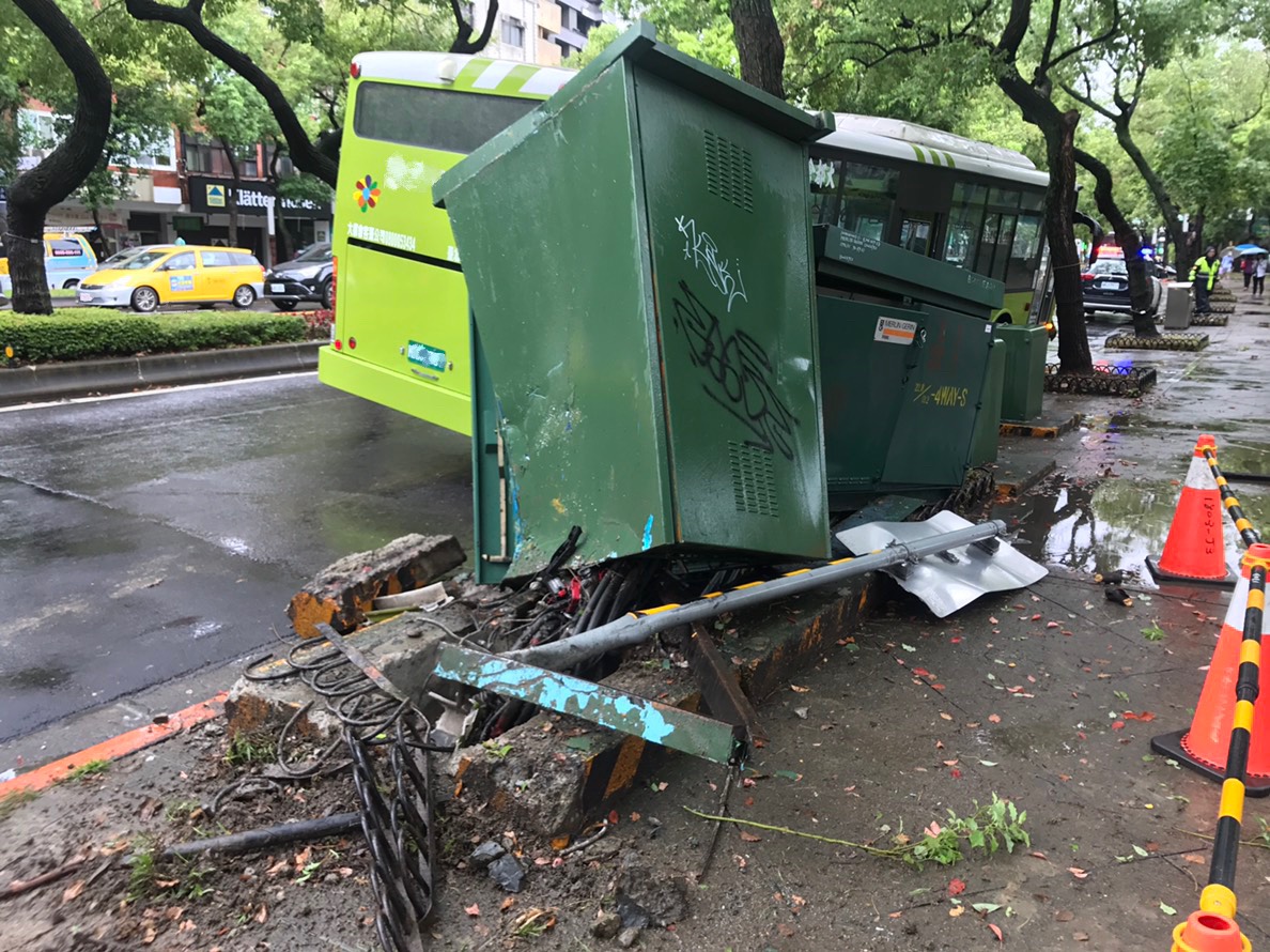 公車失控打滑，導致變電箱爆裂。（警方提供）