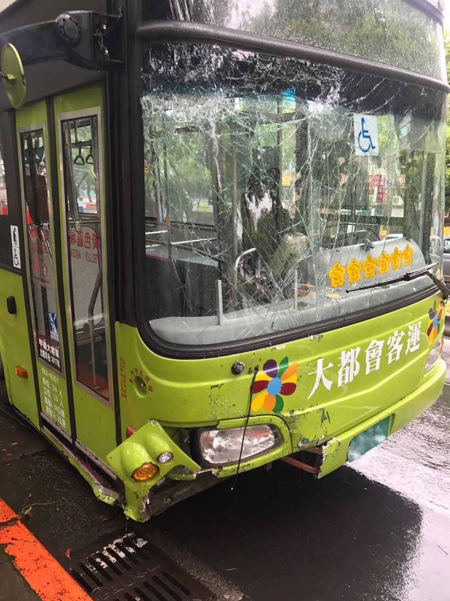 公車自撞變電箱，導致擋風玻璃碎裂。（警方提供）