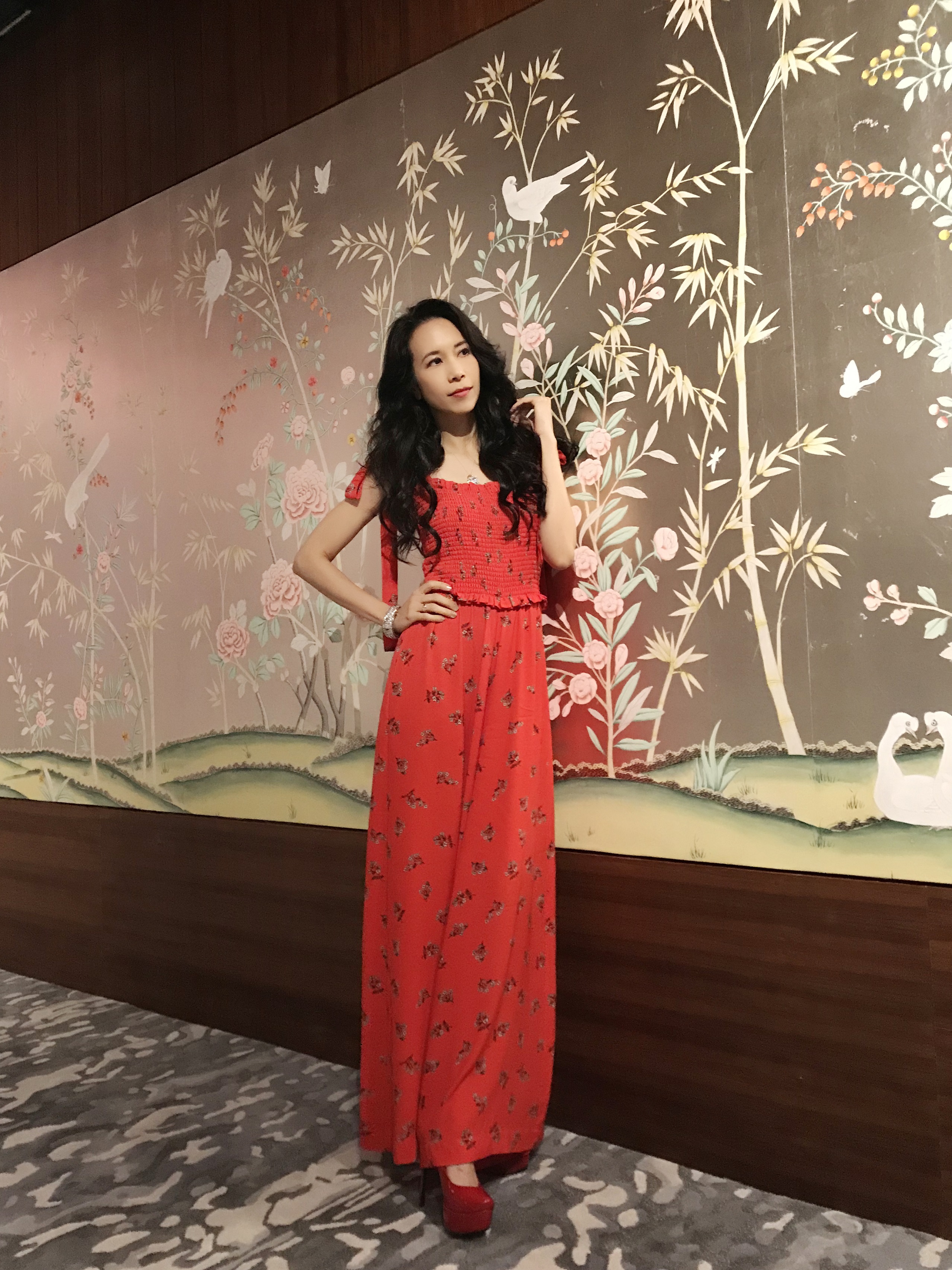 莫文蔚一身火紅連身褲裝，出席新加坡活動。（莫家寶貝工作室提供）