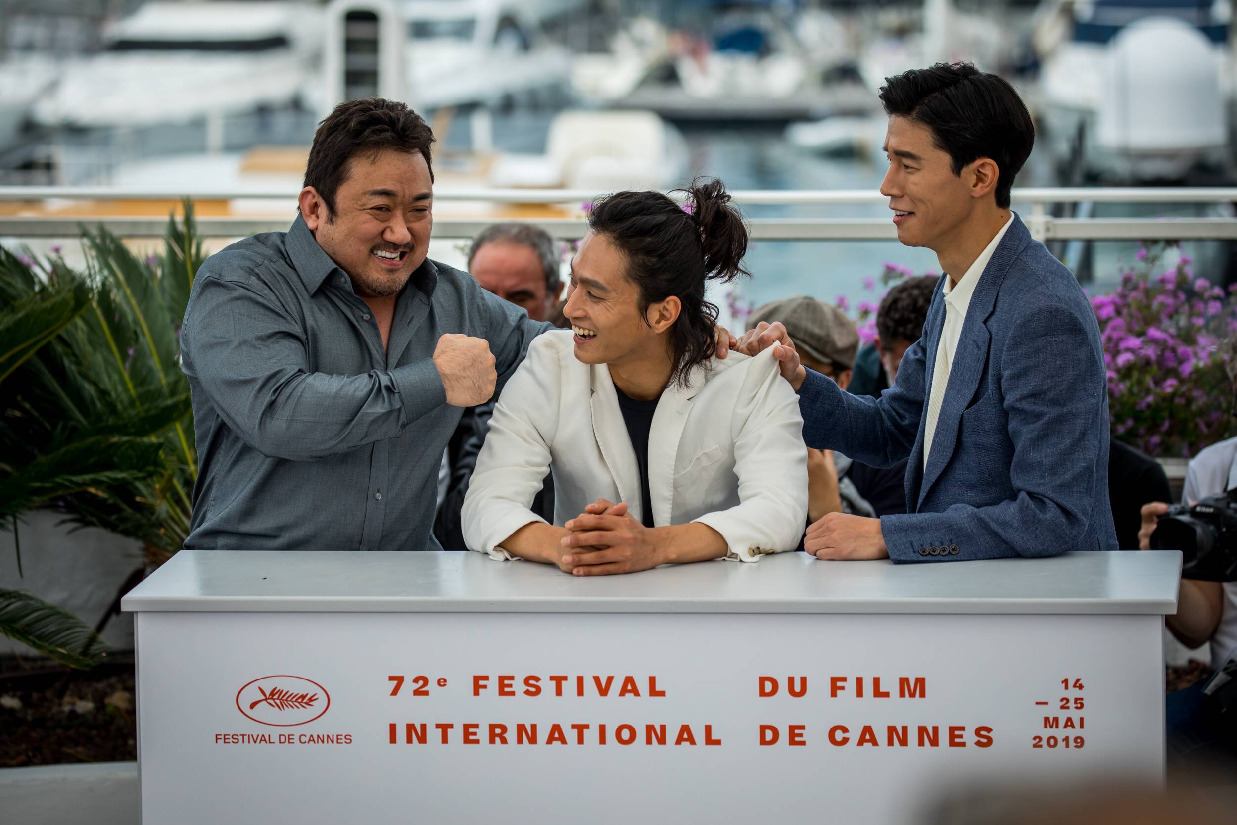 《極惡對決》在坎城影展受到媒體與觀眾高度關注,三主演合照輕鬆打鬧,左起馬東石、金成圭與金武烈。(東方IC)