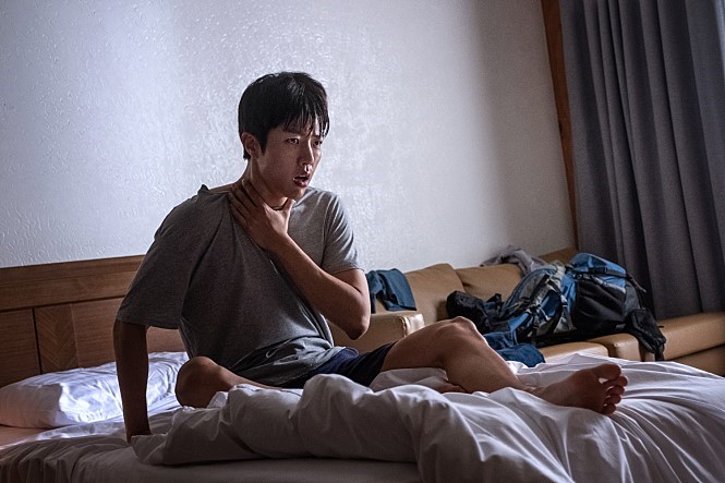 李成烈以恐怖電影《0.0赫茲》首度進軍銀幕。（車庫電影提供）