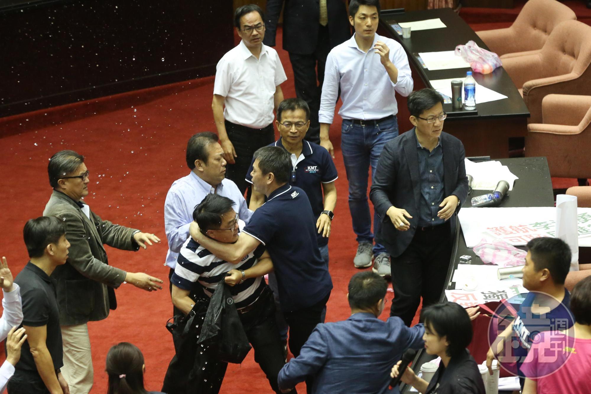 國民黨立委林為洲率先丟擲水球,民進黨立委吳秉叡、蘇震清上前與他推擠。