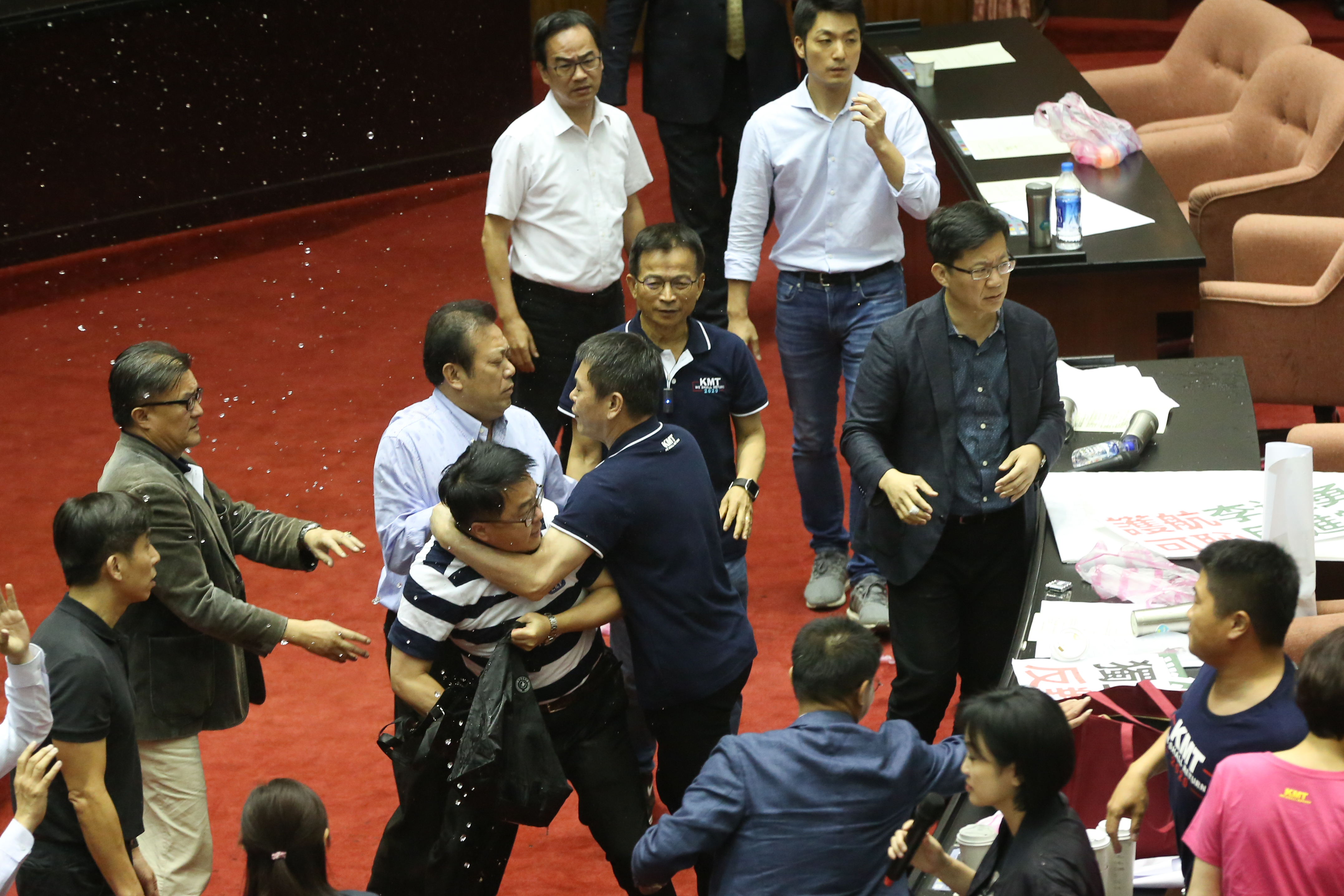 國民黨立委林為洲率先丟擲水球,民進黨立委吳秉叡、蘇震清上前與他推擠。