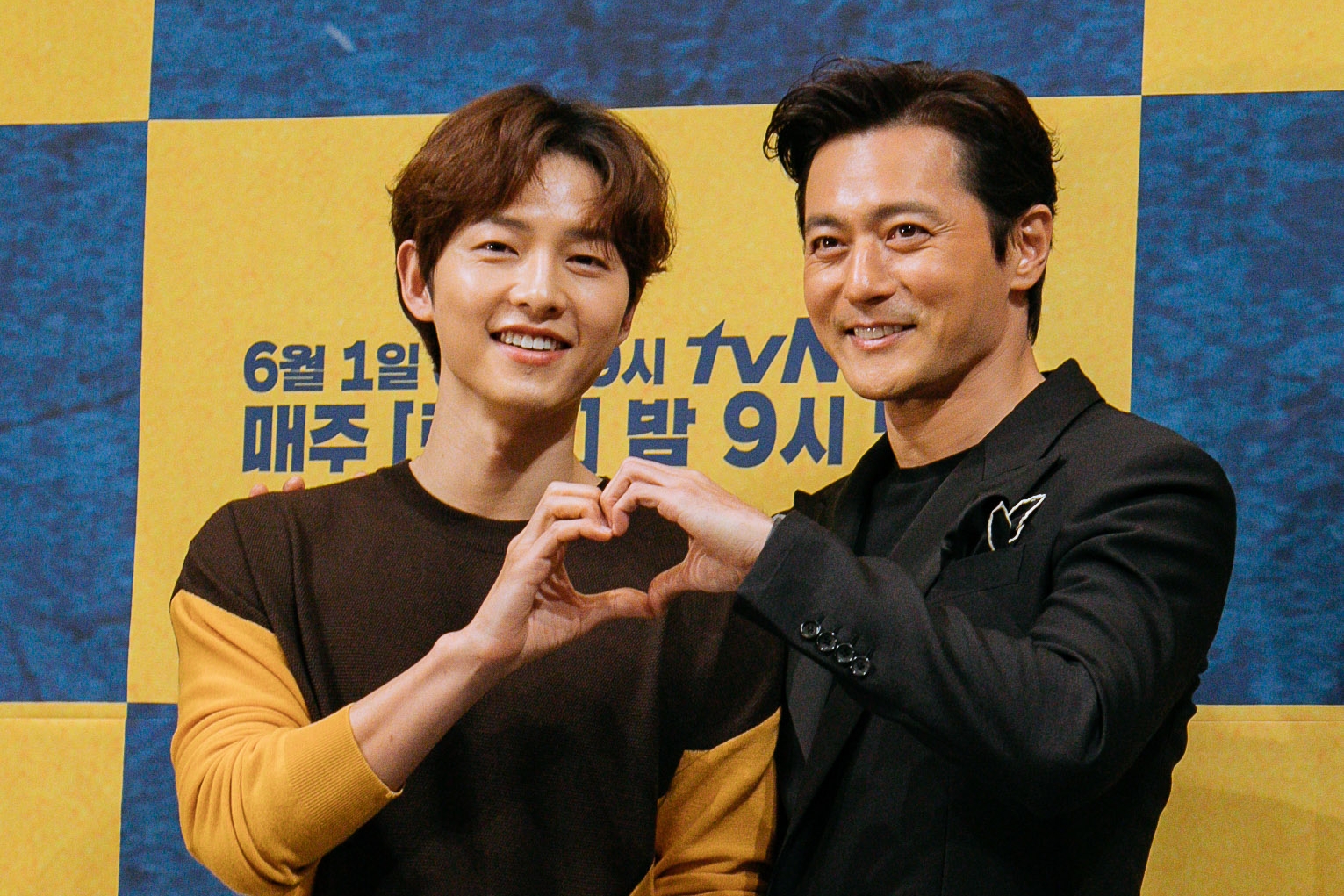 宋仲基與張東健比合體愛心，網友笑說：「原來他們才是一對！」（NETFLIX提供）