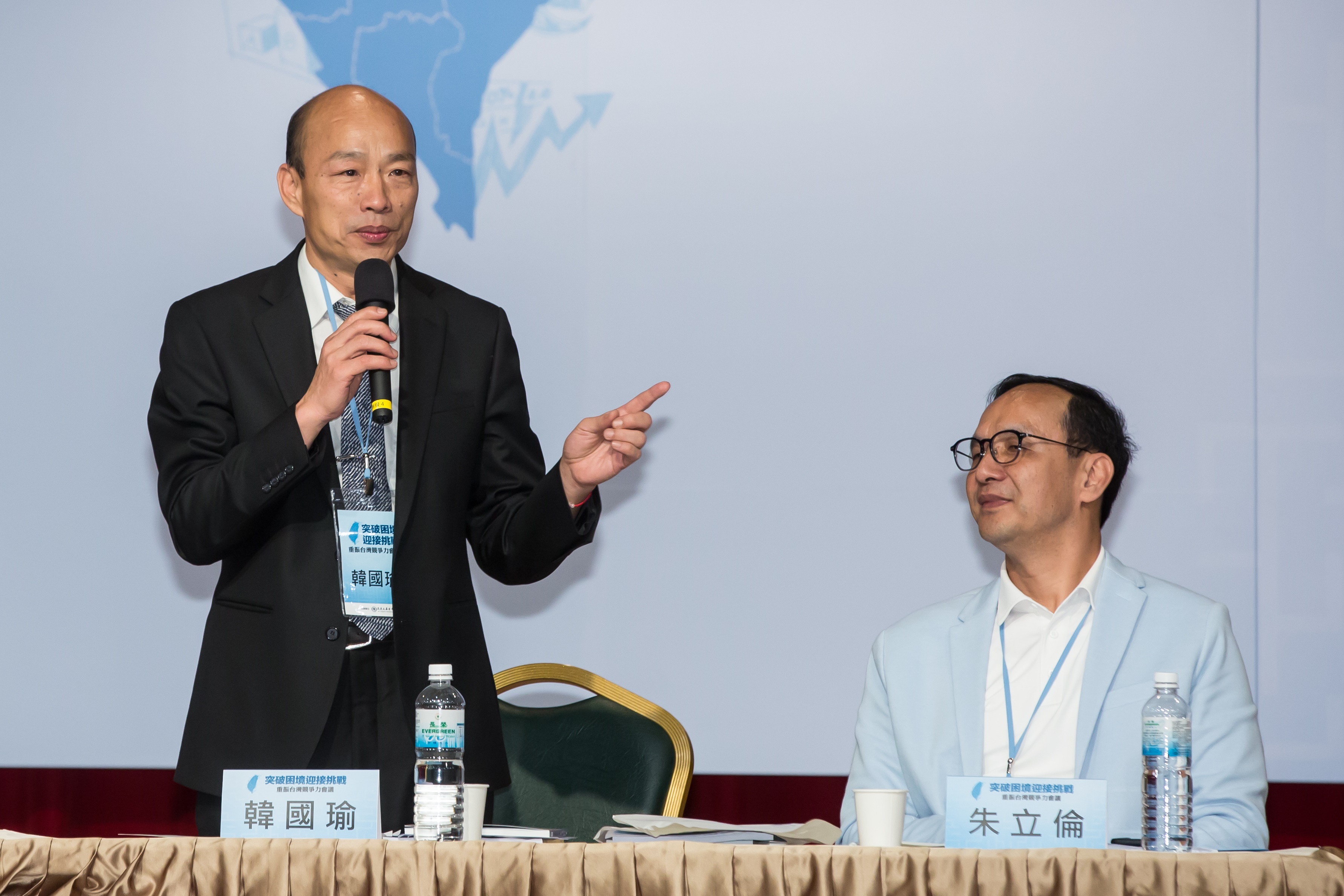 朱立倫（右）表示不會像韓國瑜（左）舉辦大型造勢活動，勞民傷財。（本刊資料照）