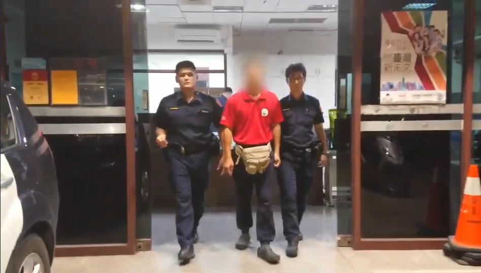 警方逮捕涉嫌毒狗的男子。（警方提供）