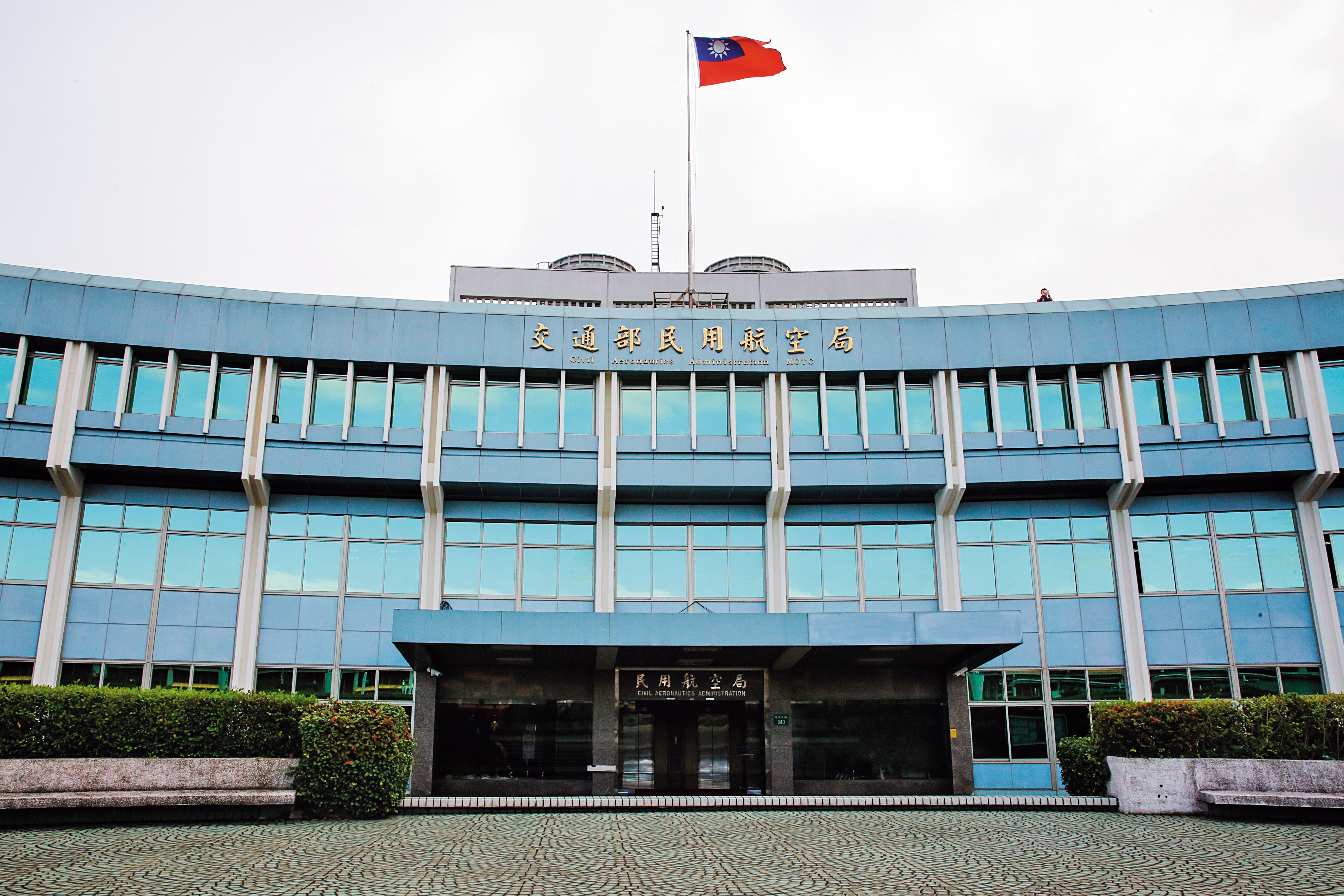 民航局曾多次派人稽核遠航財務，發現遠航除現金流量不足，班機停飛或延誤對消費者權益保障不足，明顯有重大缺失。