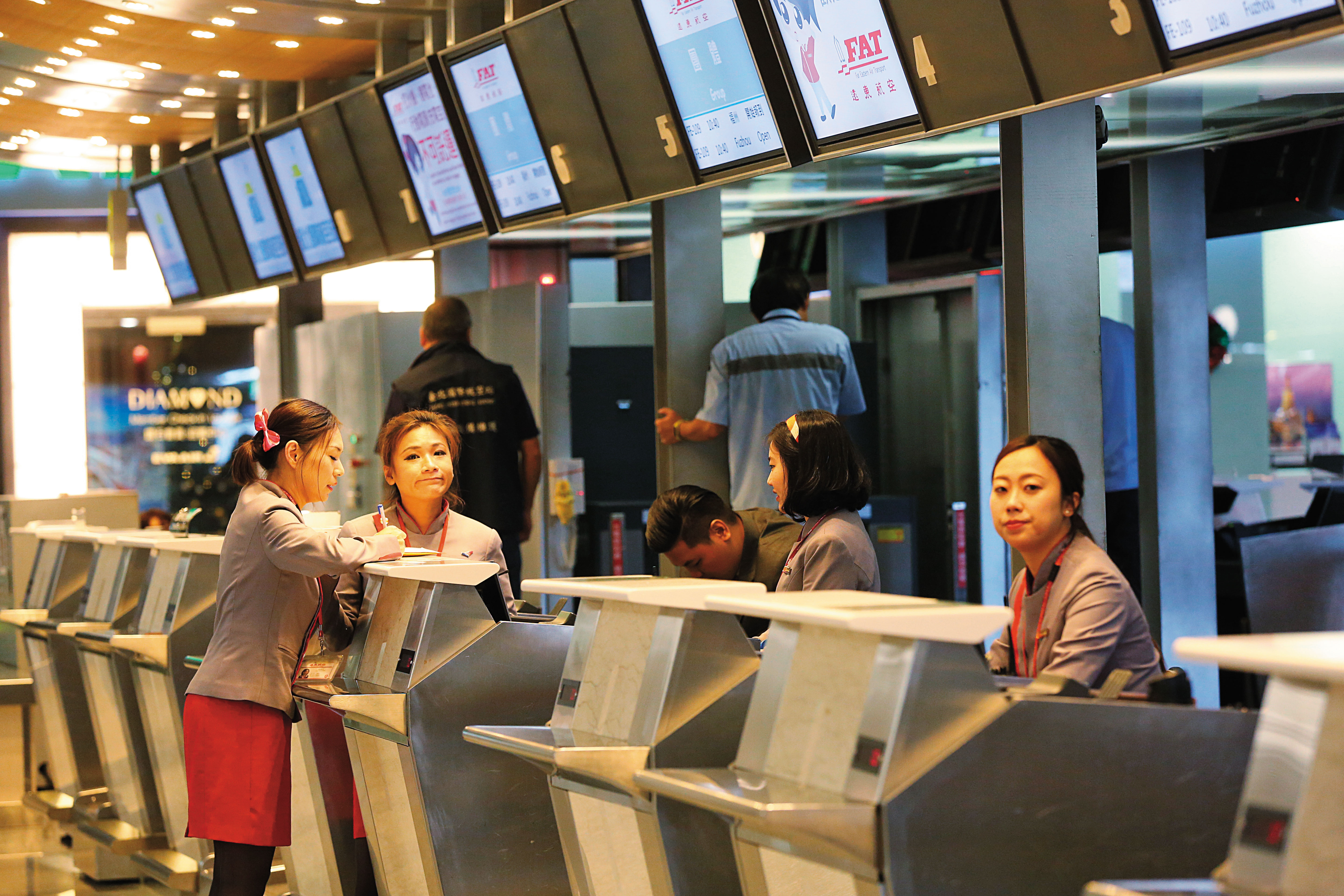 遠航無預警停飛,登機櫃台不見乘客,旅遊業者連署抗議,並揚言發動拒搭遠航行動。