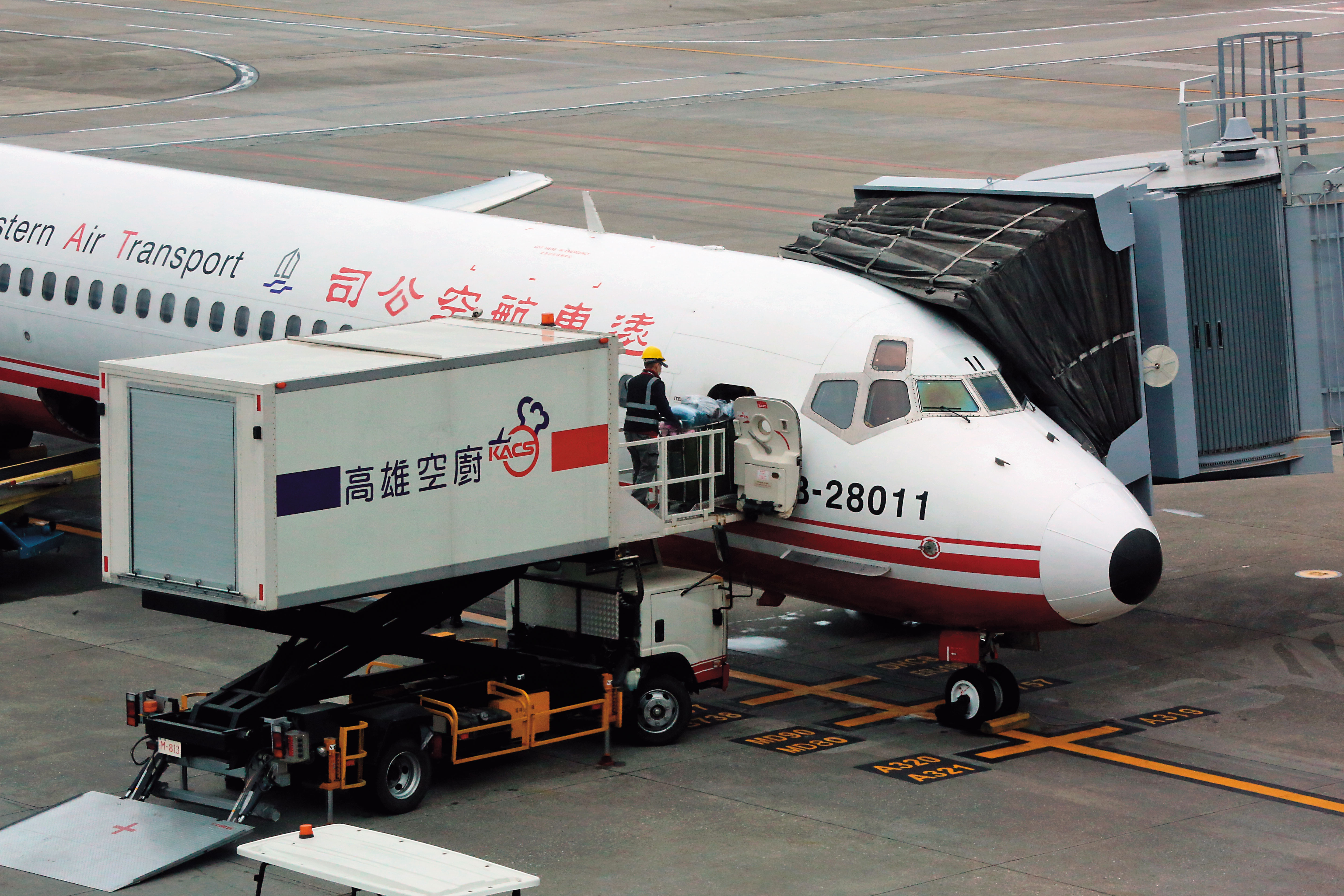 民航局派員稽核遠航財務，發現遠航現金流動性風險惡化、向銀行融資與關係人缺失未改善，曾裁罰520萬元。