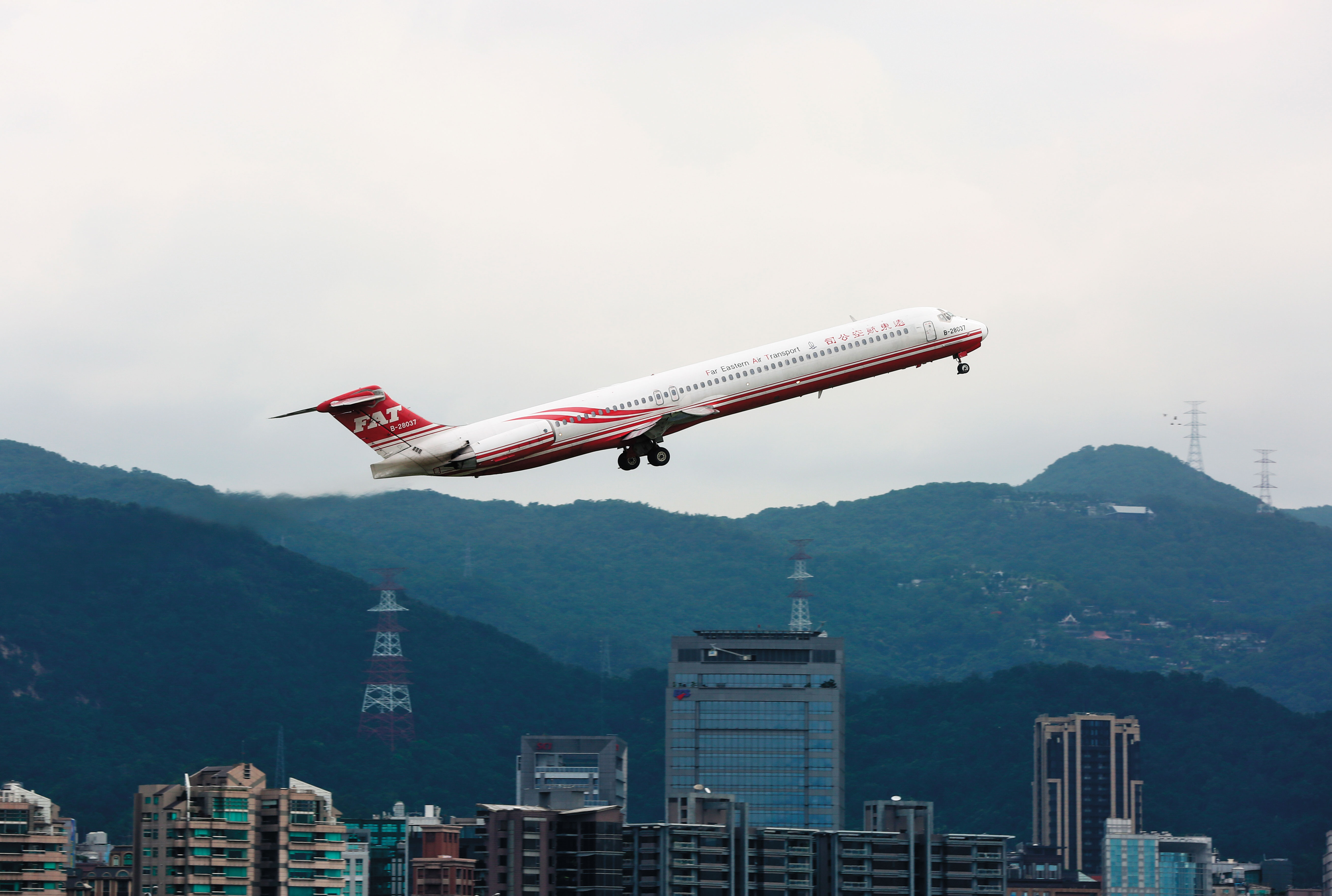 遠航MD型飛機平均機齡達24年，航班多次延誤或取消，飛安問題成為隱憂。