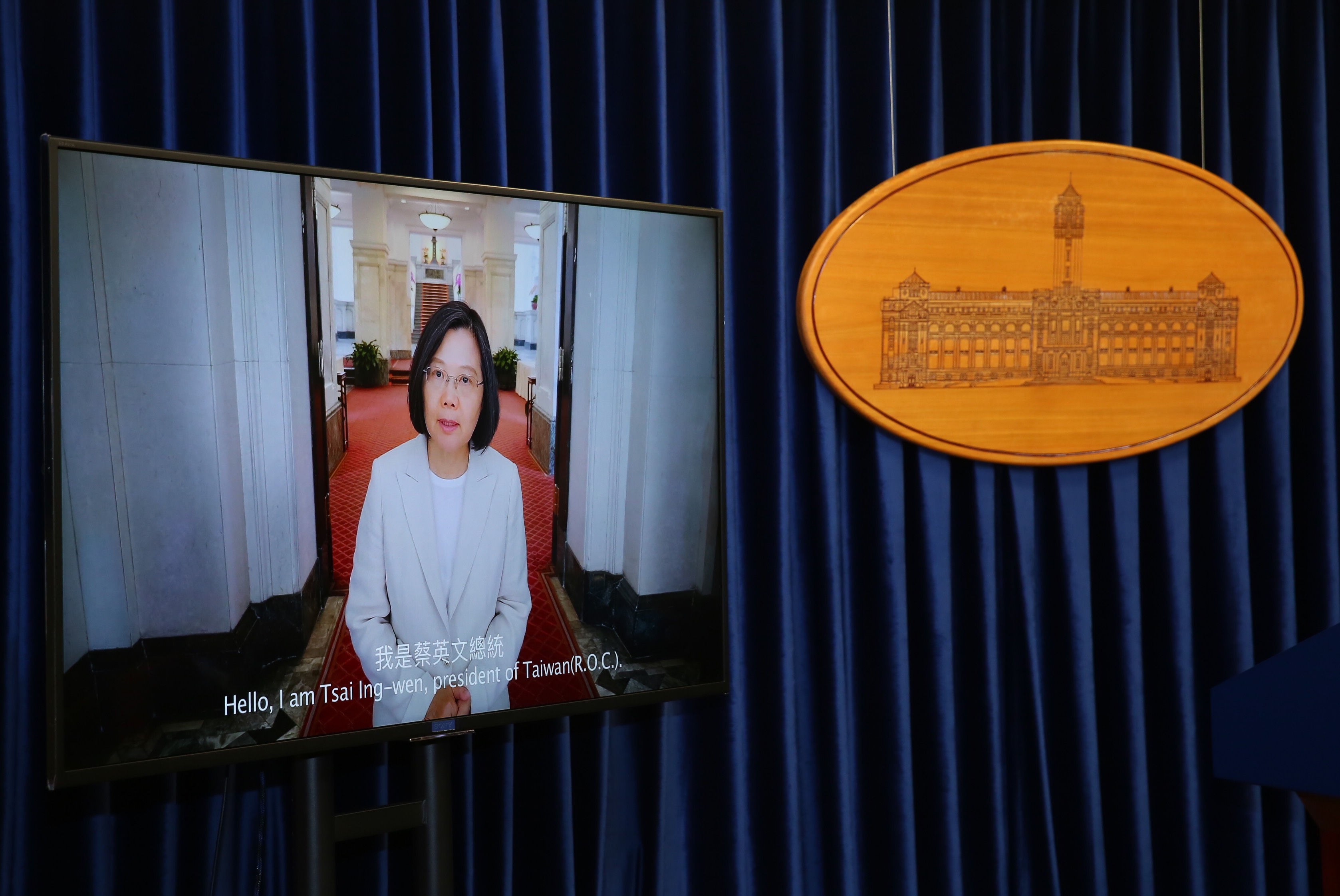 總統蔡英文邀請世界地的旅客到總統府住一晚。