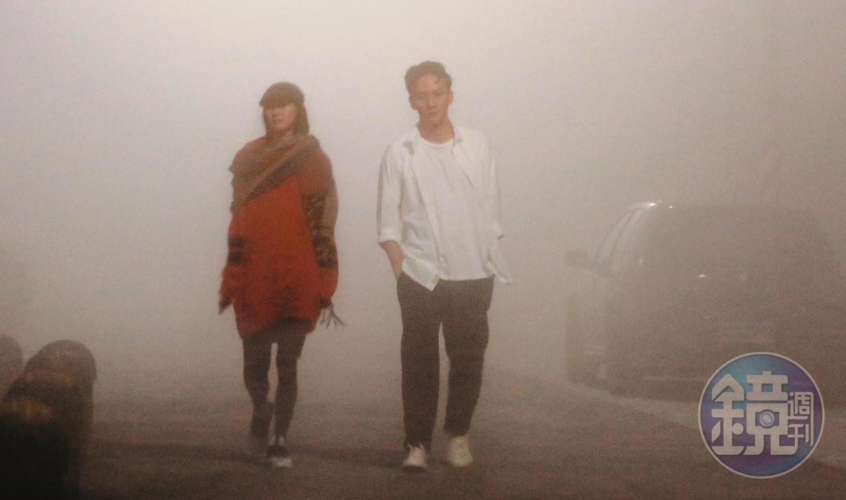 鍾瑶完全想不起來前度的事，但已對媒體認愛曹晏豪；本刊拍到小倆口在霧中談情。（本刊資料照）