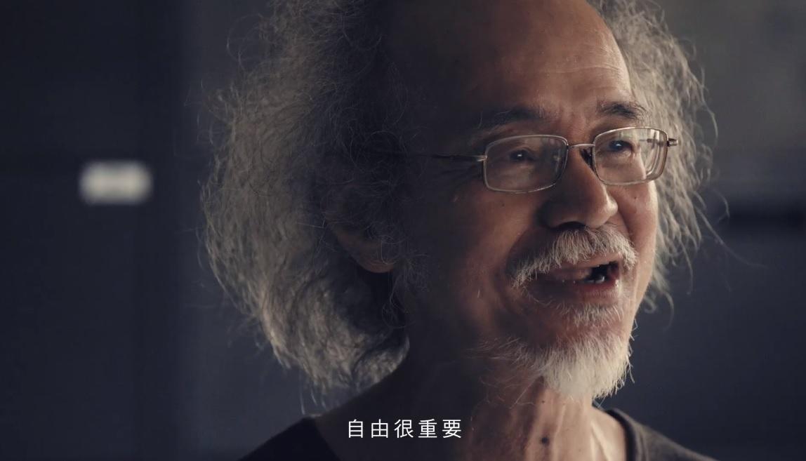 促轉會今公布一部紀錄片,官方邀請3位曾在80年代威權時代,遭情治單位監控的人士閱覽監控檔案。(翻攝促轉會臉書粉絲頁)