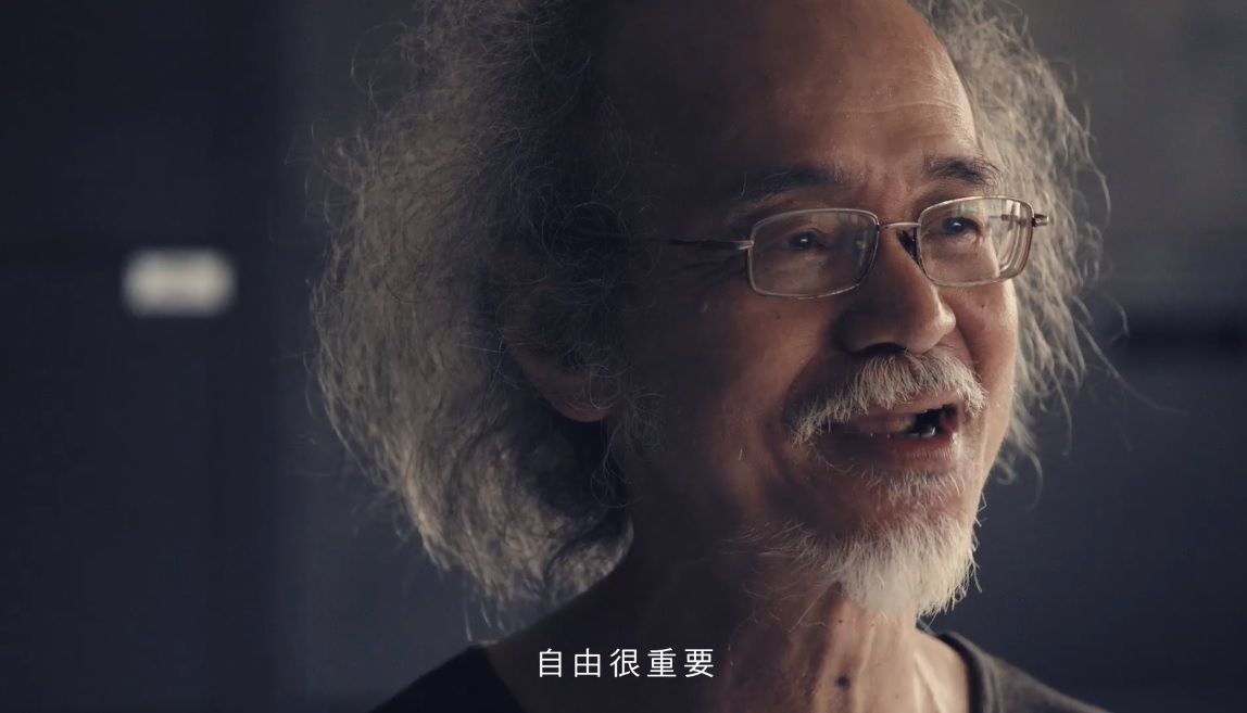 促轉會今公布一部紀錄片，官方邀請３位曾在80年代威權時代，遭情治單位監控的人士閱覽監控檔案。（翻攝促轉會臉書粉絲頁）