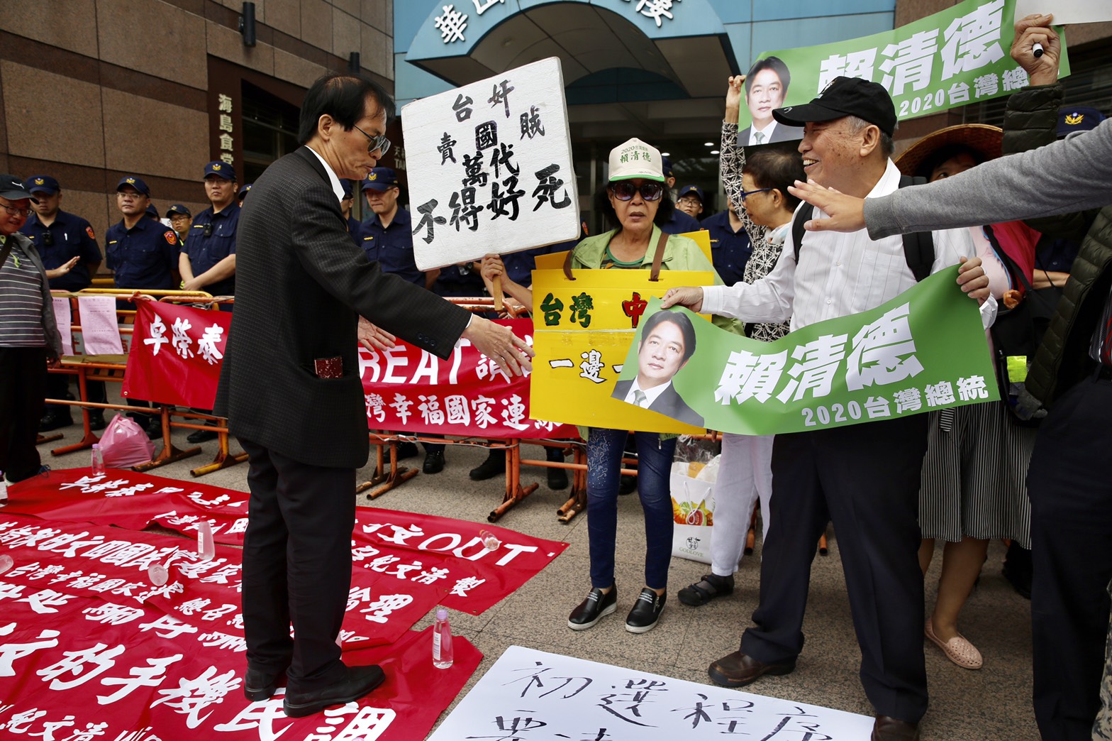 中午已有支持賴清德的群眾到中央黨部所在的大樓外表達訴求。