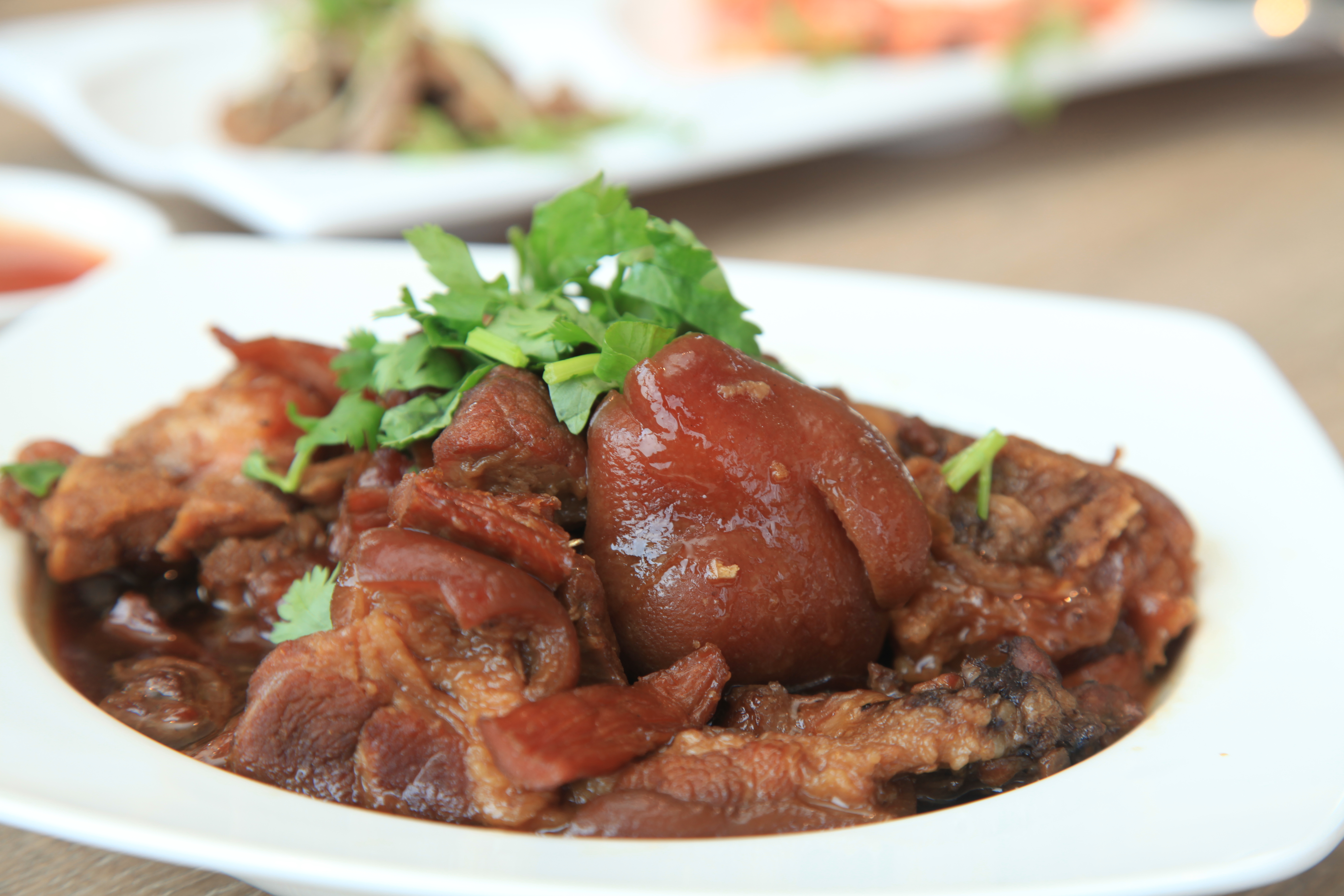 「海味豬腳」膠質豐富，還有一層獨特海味。（250元／份）