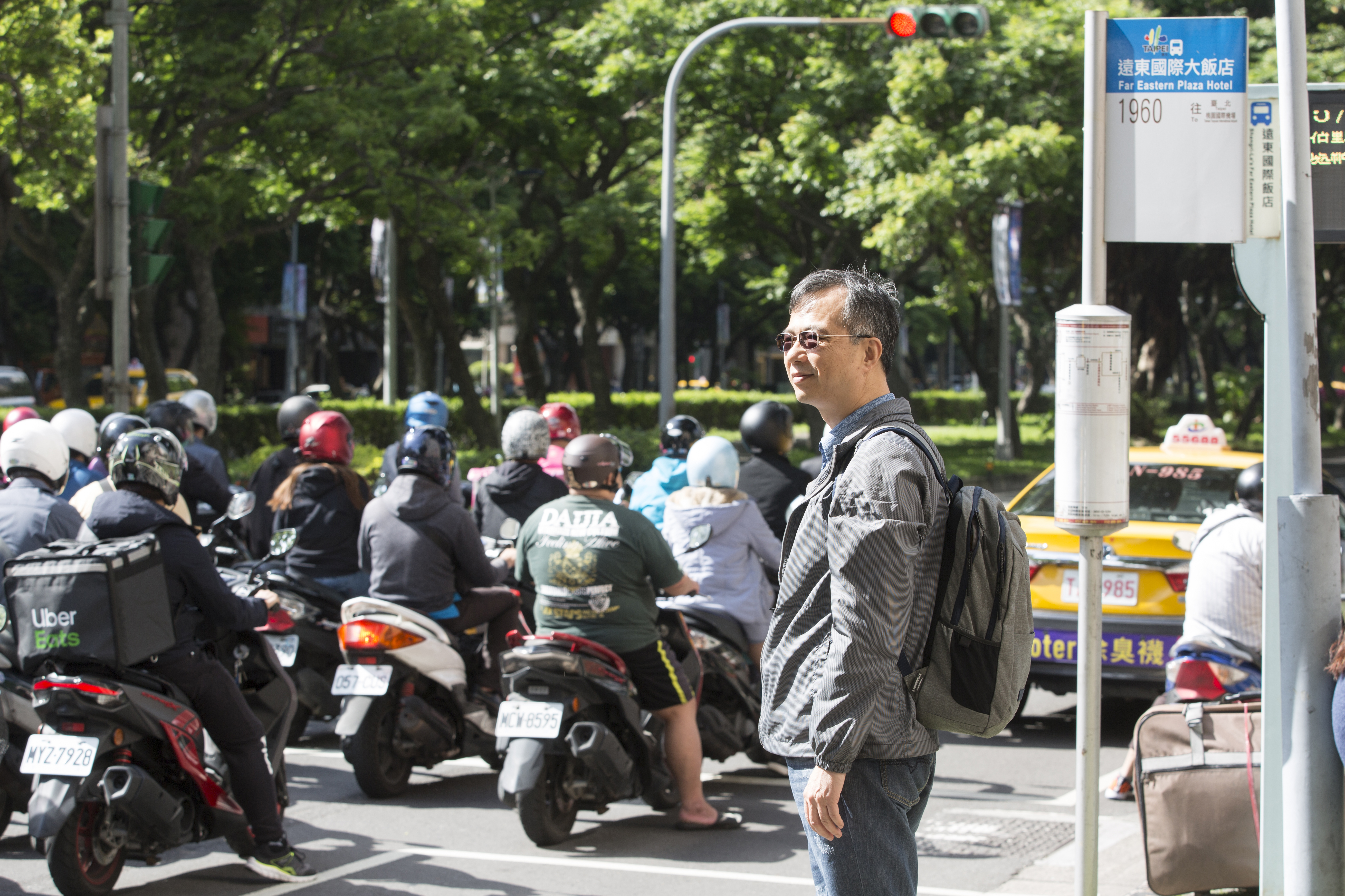 蕭金星每年從股市領到的股息和獲利更勝上班收入，每天依舊搭公車上下班通勤。