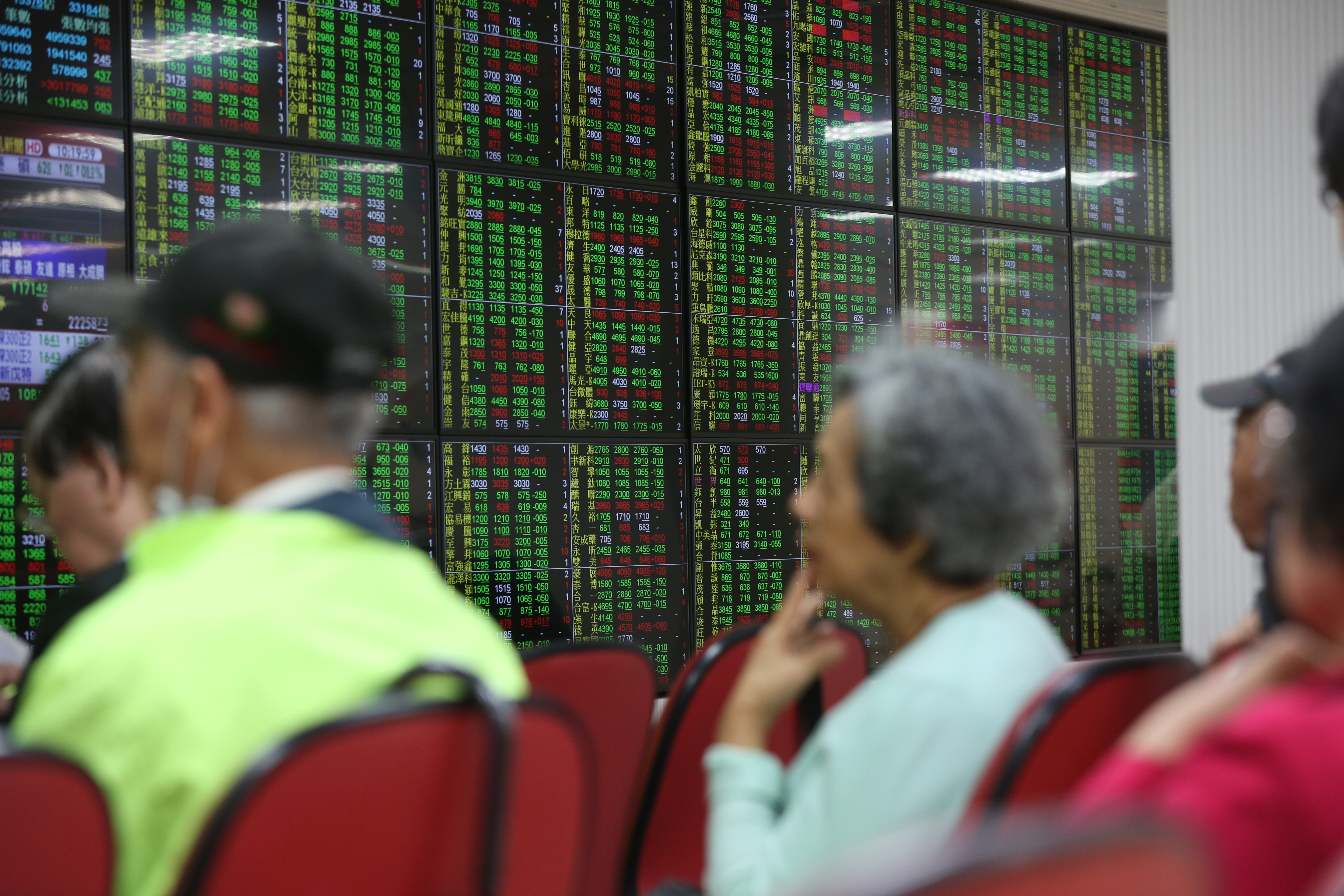 市場情緒悲觀時，往往是價值投資者進場撿便宜的好機會。