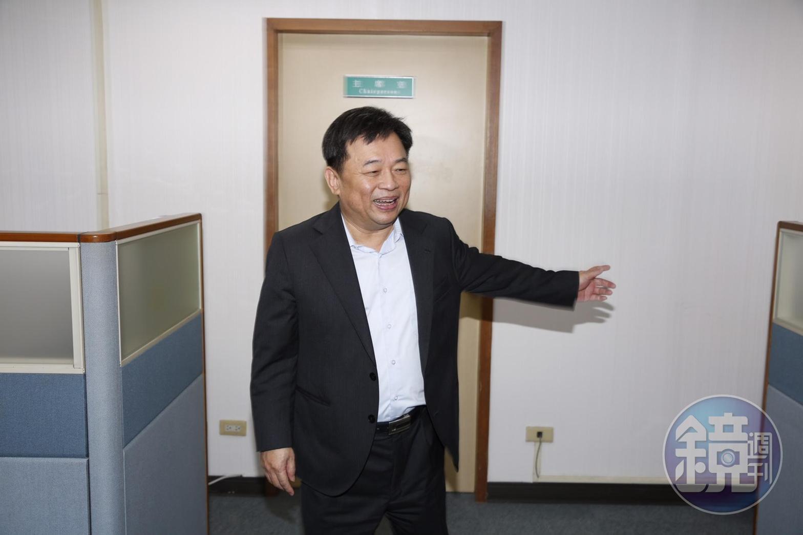 蔡英文陣營代表林錫耀提早步出主席辦公室。