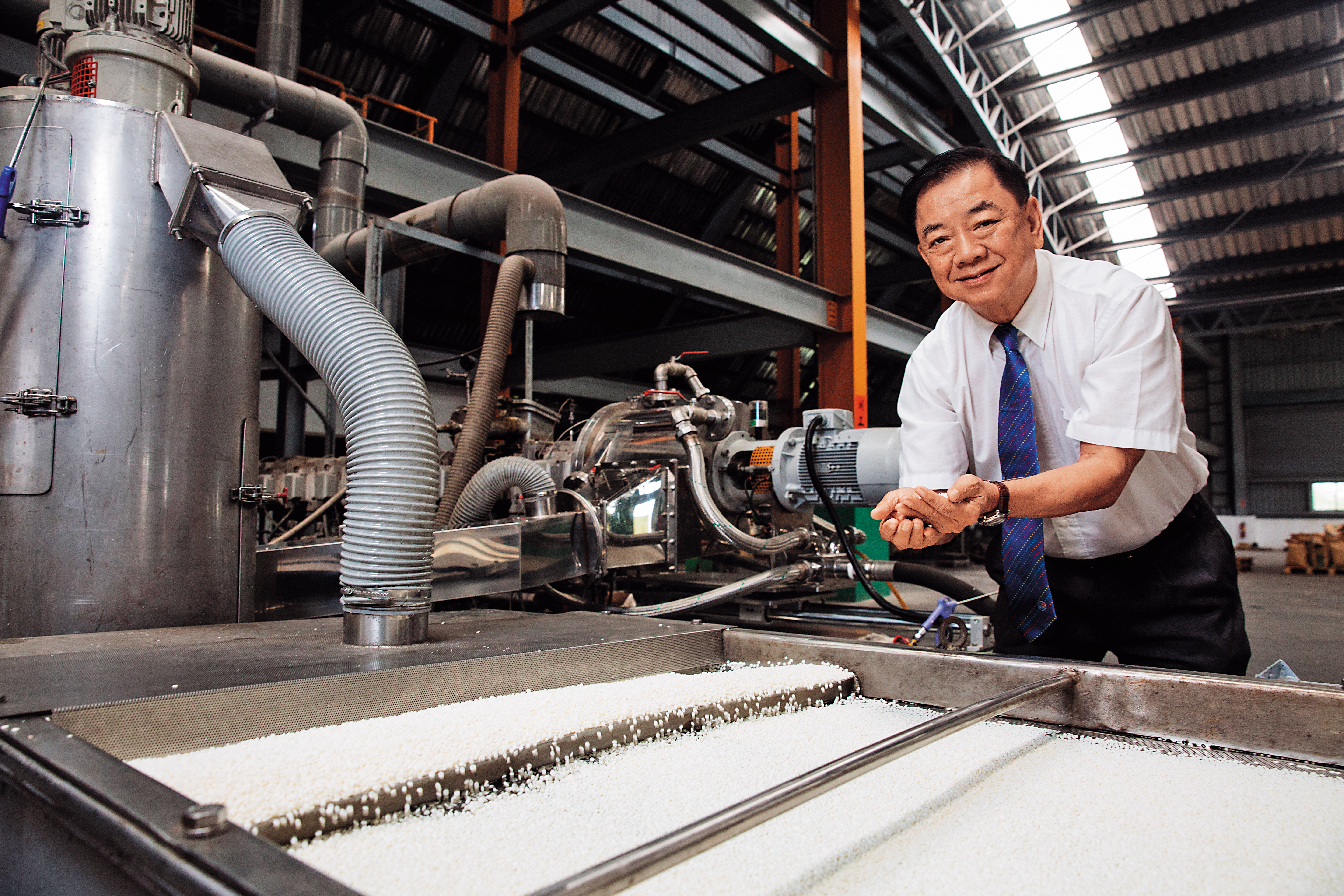 陳欽偉研發生分解及可堆肥塑膠粒20年，今年國內外訂單量才開始增長，預計營收2億元。