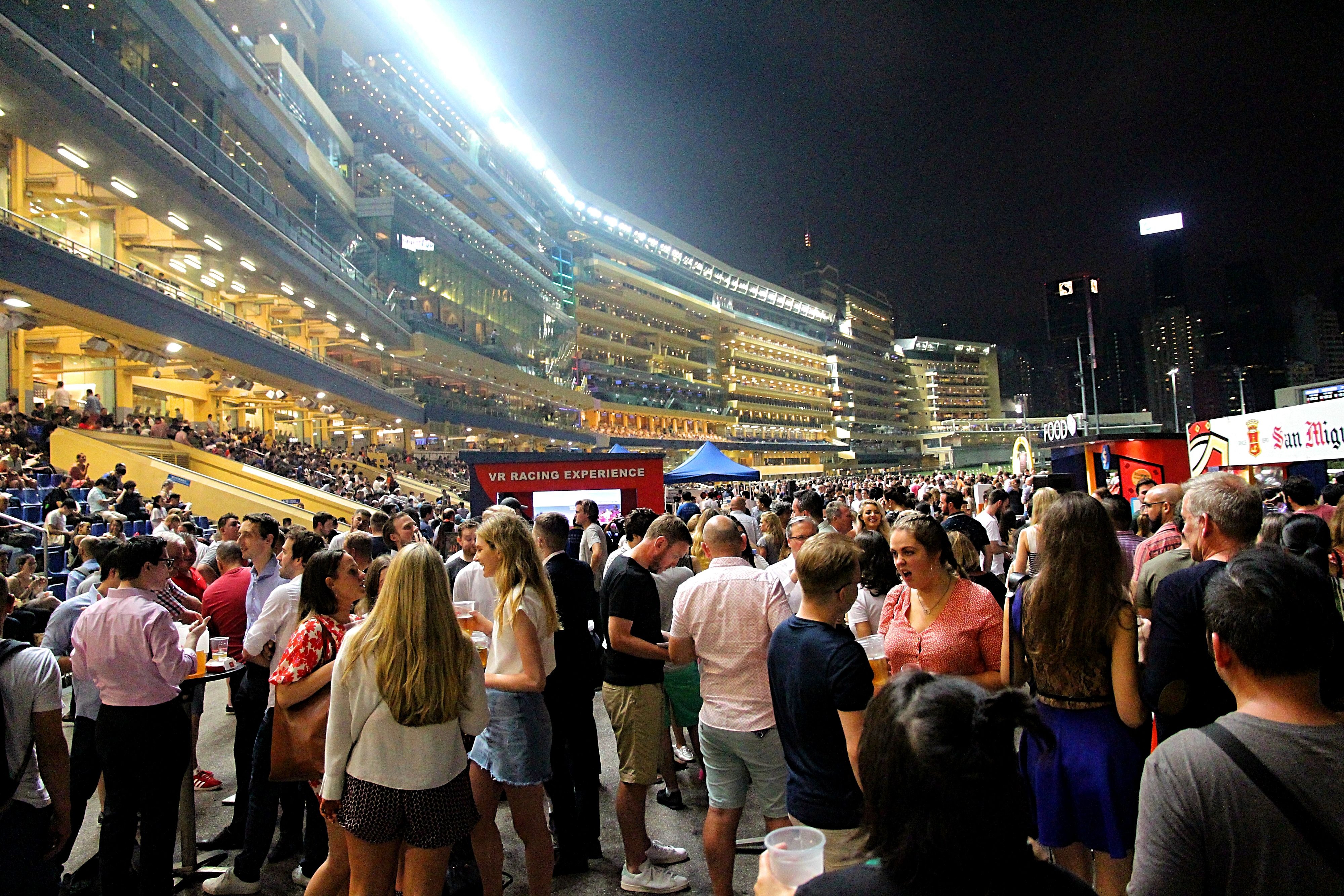 第一次來跑馬地賽馬場，氣氛非常熱鬧。