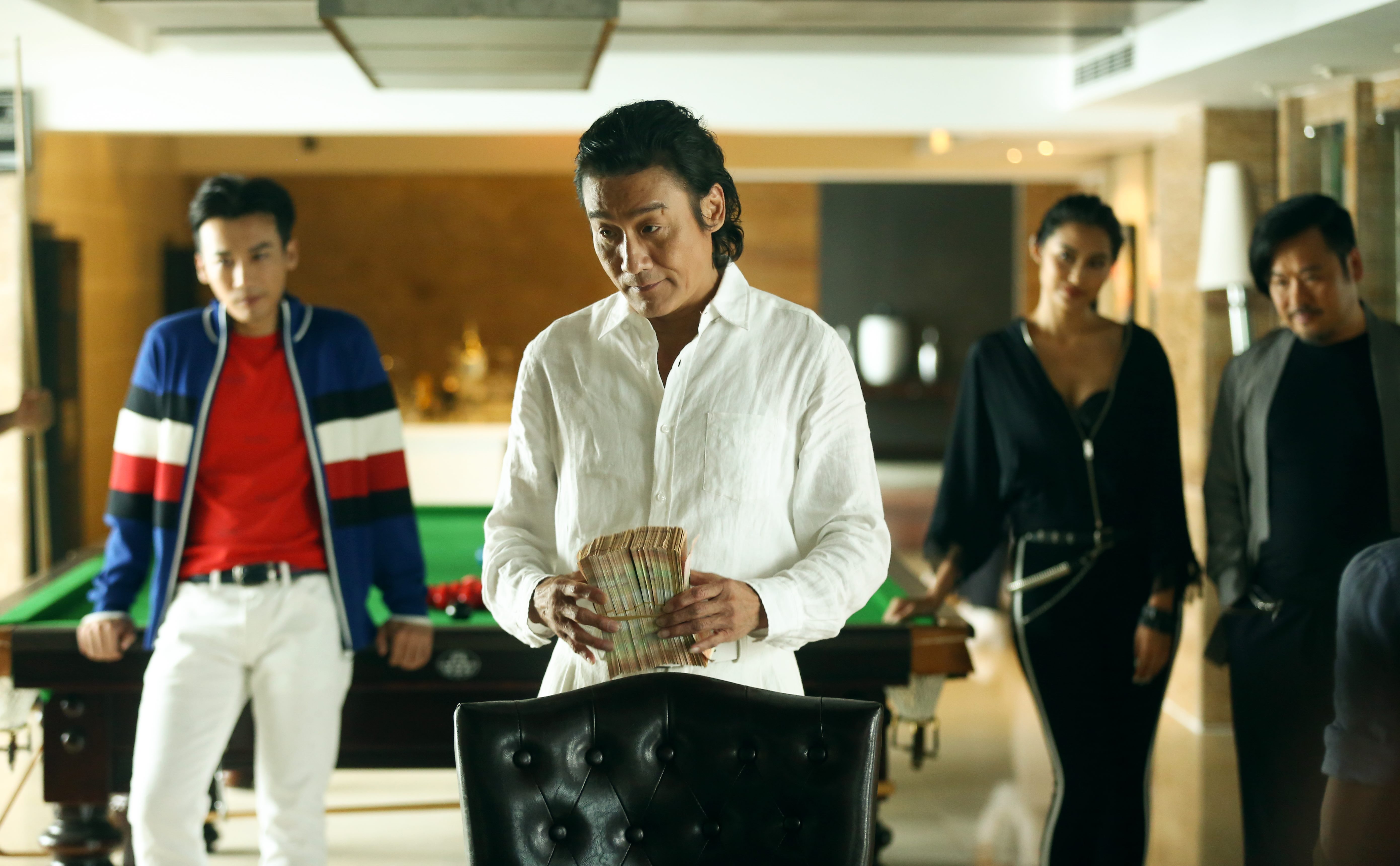 梁家輝在《追龍II：賊王》演出世紀悍匪，該角色原型是香港90年代賊王張子強，曾犯下香港首富李嘉誠長子綁架案。（華映提供）