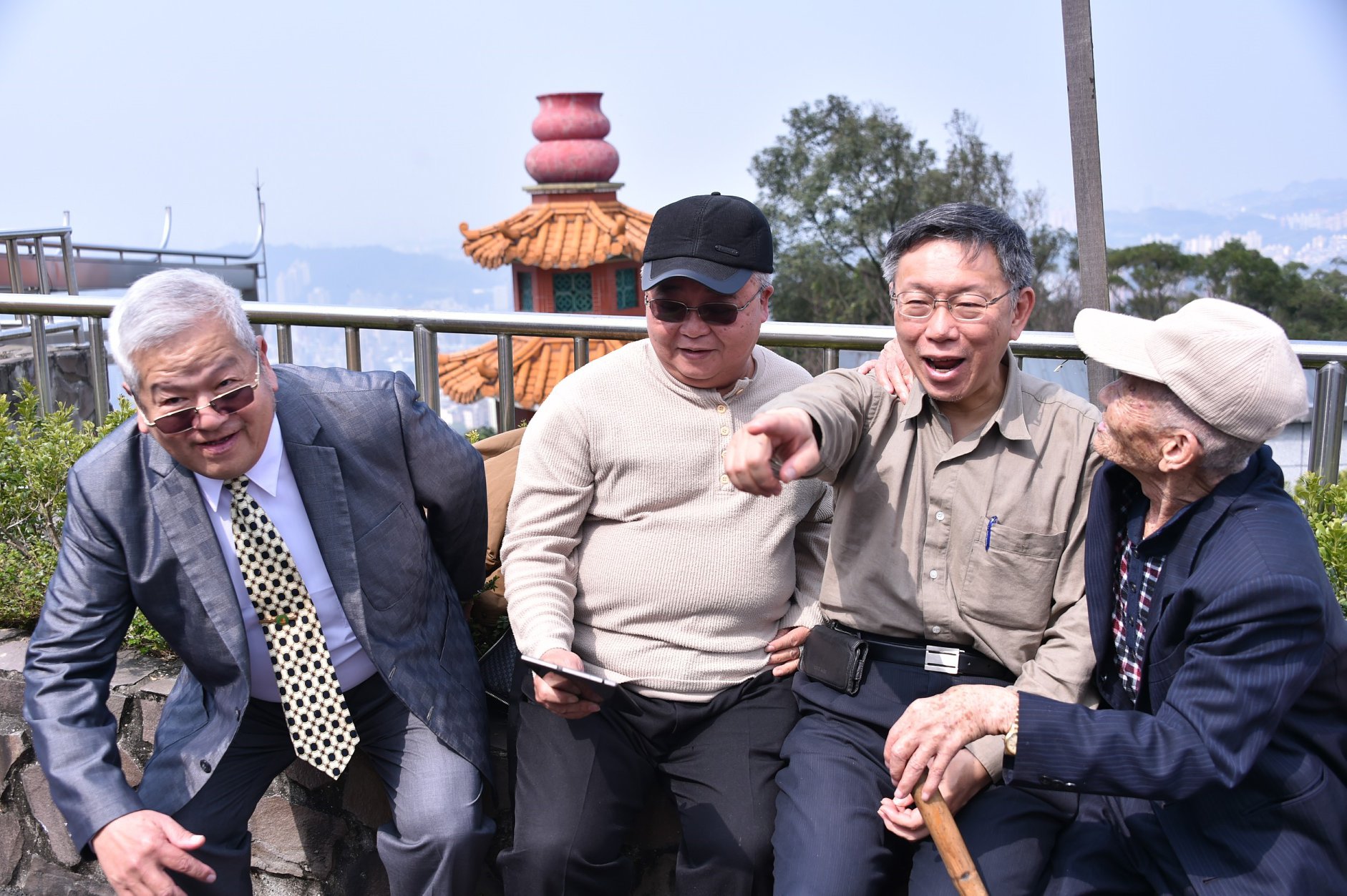 北市府最新民調顯示,高達近7成市民不知重陽敬老金是「排富」。(翻攝自柯文哲臉書)