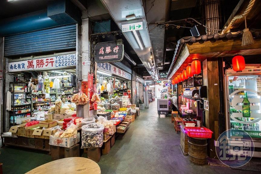 市場一樓,如今老舖新店同時存在。