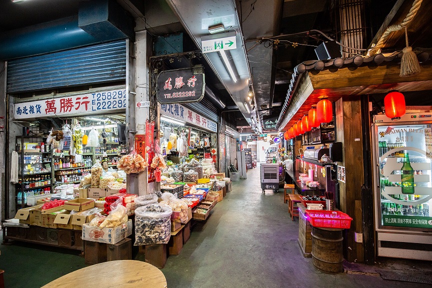 市場一樓，如今老舖新店同時存在。