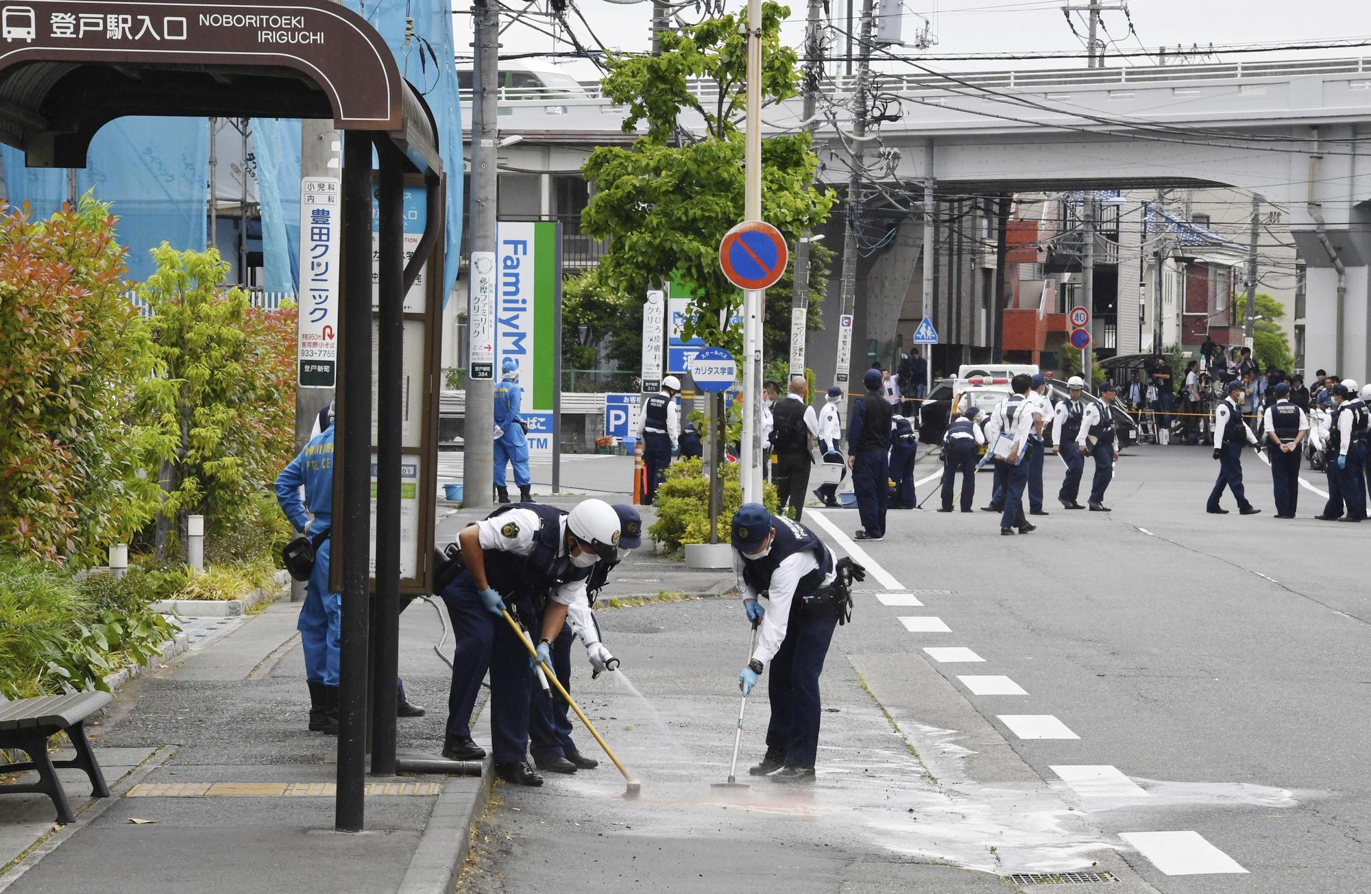 日本神奈川發生隨機砍人事件,案發後警方清理現場。(東方IC)