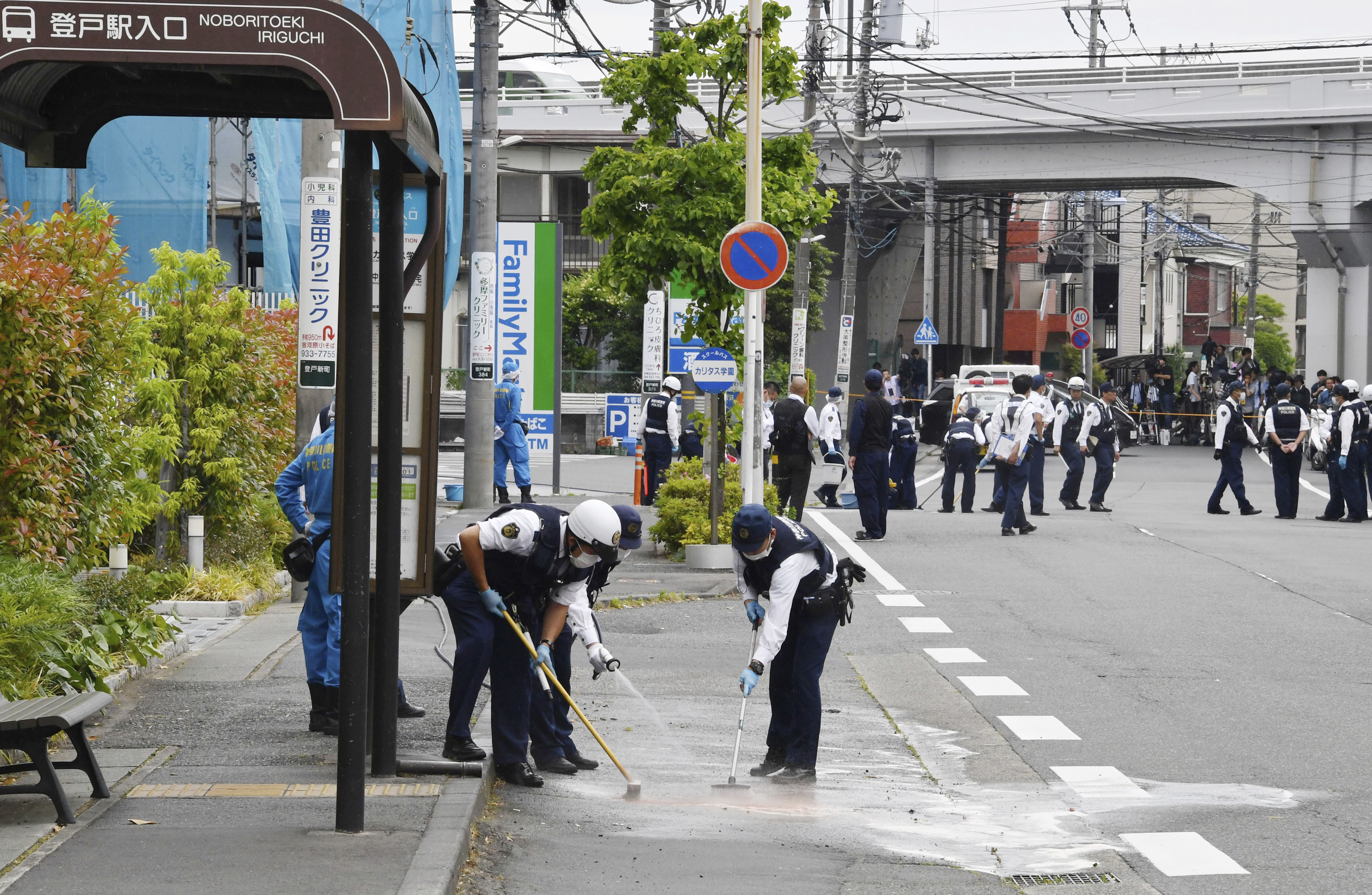 日本神奈川發生隨機砍人事件，案發後警方清理現場。（東方IC）