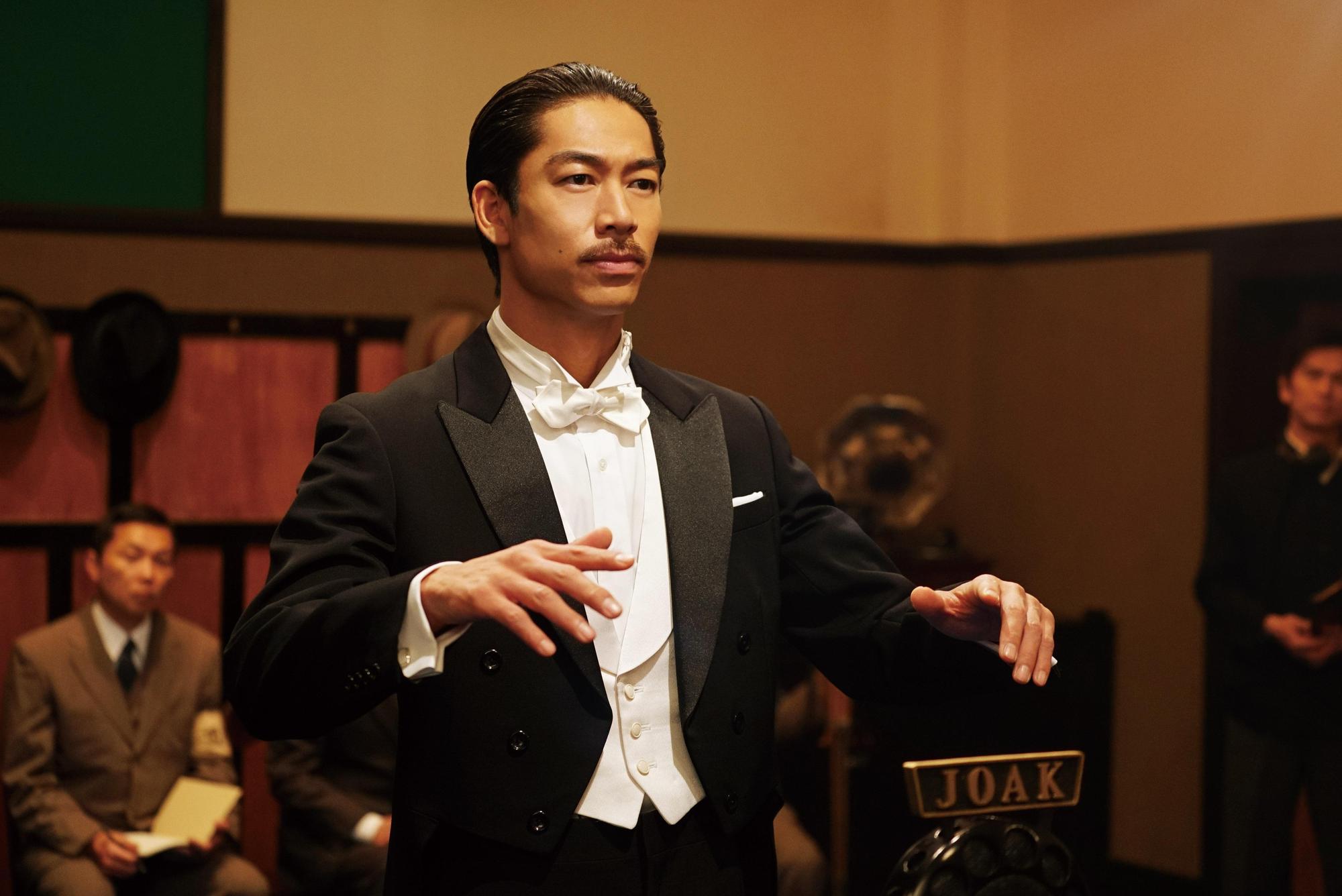 AKIRA在片中飾演音樂家山田耕筰，他將於30日來台宣傳《這條路上：百年童謠的誕生》。（亮點國際提供）