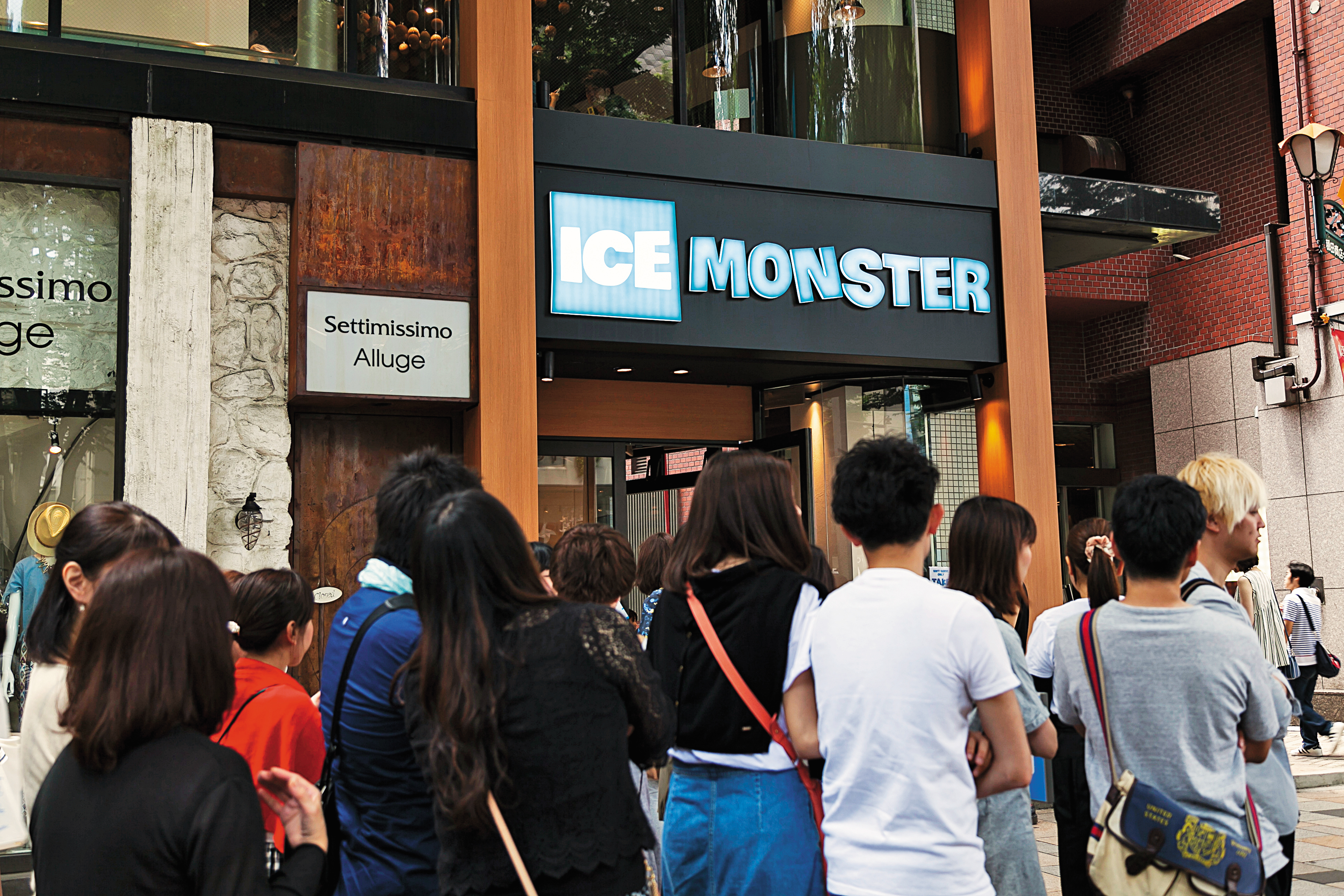 ICE MONSTER日本表參道店於2015年開幕,吸引排隊人潮。(東方IC)