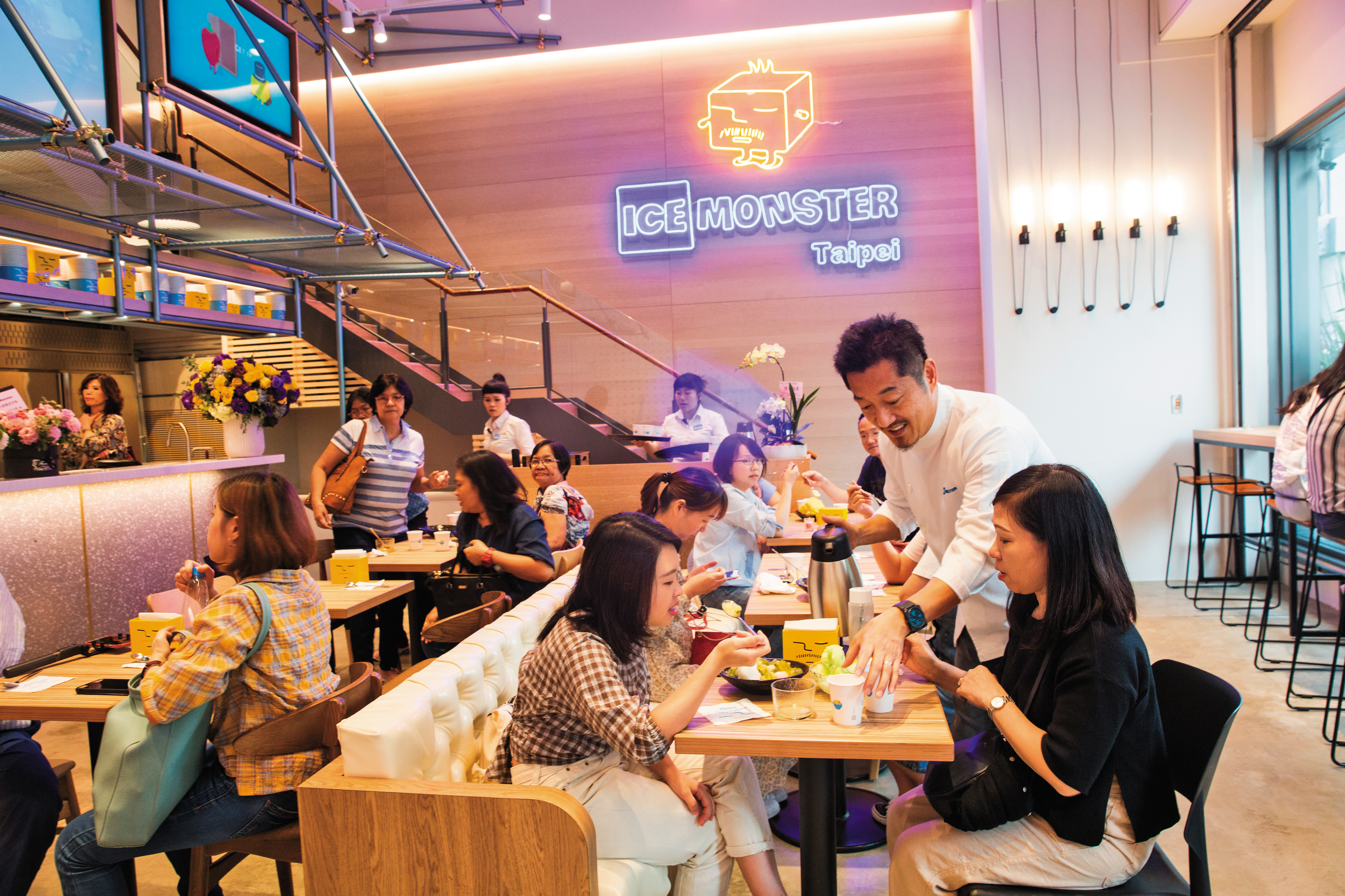 重視顧客口碑,ICE MONSTER永康店開幕第一週,羅駿樺(右2)親自站店,把關服務品質。